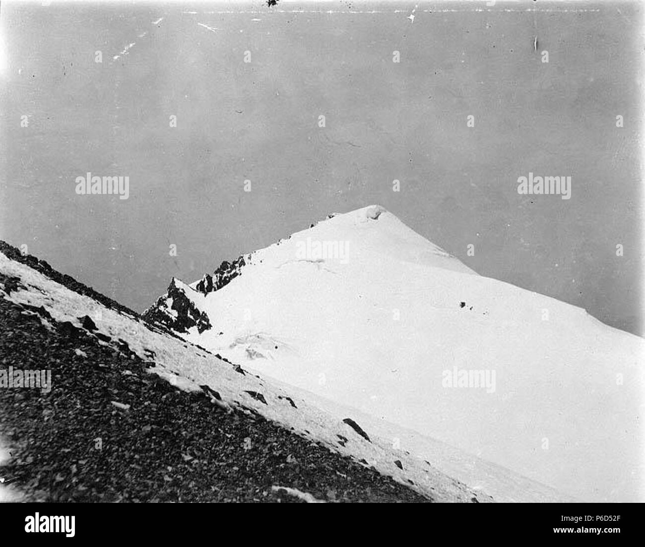 . Anglais : Liberty Cap, à l'extrémité nord des trois pics au sommet du Mont Rainier, ca. 1897 . Anglais : Maintenant situé à Mount Rainier National Park, qui a été créée en 1899. PH Coll 35,236 Sujets (LCTGM) : Montagne--Washington (État) Sujets (LCSH) : Liberty Cap (Comté de Pierce , Washington) ; le mont Rainier (Wash.) . vers 1897 61 Liberty Cap, à l'extrémité nord des trois pics au sommet du Mont Rainier, ca 1897 SARVANT (45) Banque D'Images