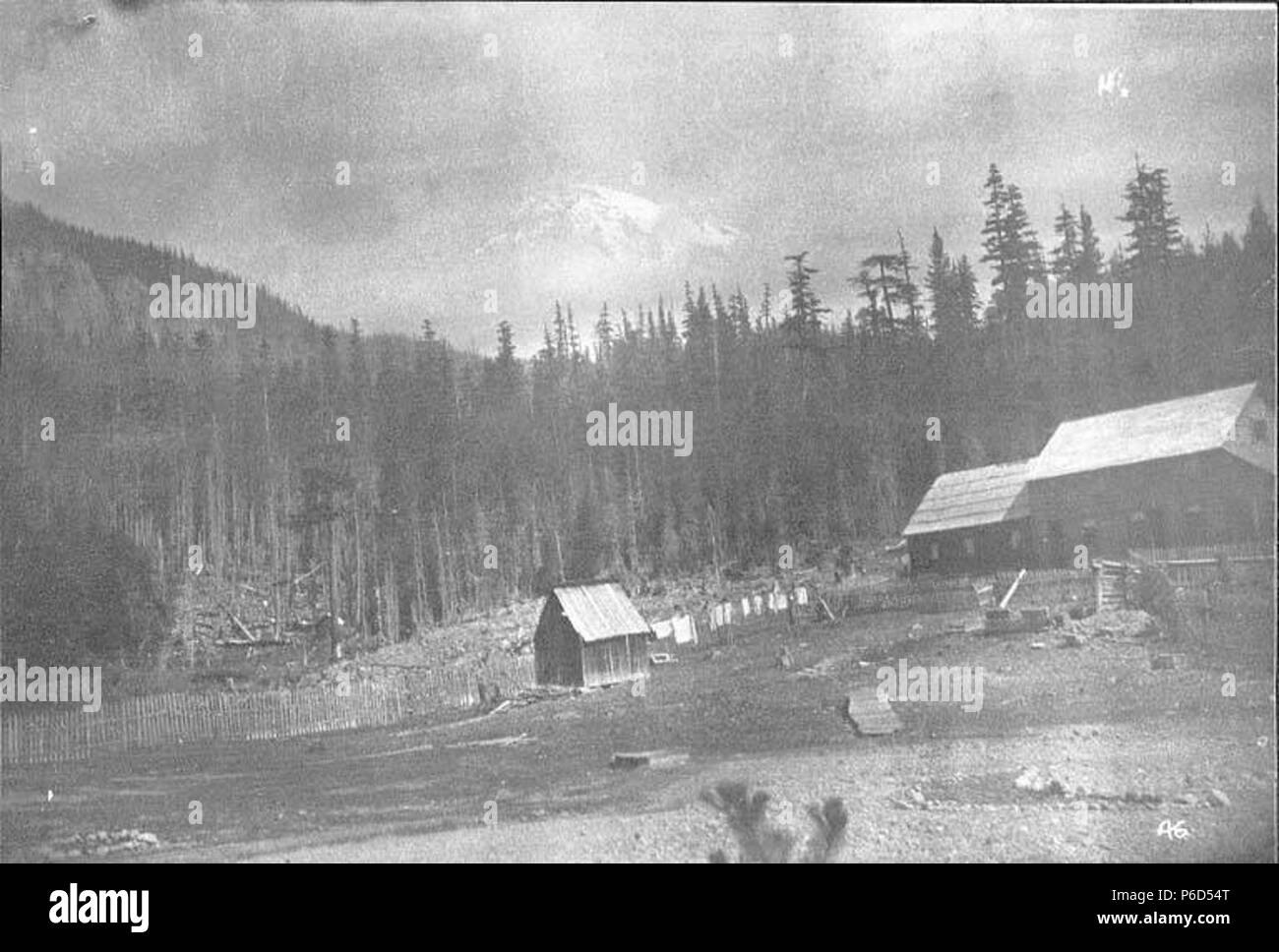 . Anglais : Longmire Hôtel montrant le Mont Rainier en arrière-plan, Longmire Springs, ca. 1897 . Anglais : Légende dans album : Nouvel hôtel maintenant situé à Mount Rainier National Park, qui a été créée en 1899. PH Coll 35,153 Sujets (LCTGM) : ressorts--Washington (État)--Longmire ; hôtels--Washington (État)--Longmire ; montagnes, Washington (État) ; parcs nationaux & réserves--Washington (État) Sujets (LCSH) : Longmire les ressorts (Washington) ; Longmire Hotel (Washington) ; le mont Rainier (Washington) ; Mount Rainier National Park (Washington) . vers 1897 61 Longmire Hôtel montrant le Mont Rainier en arrière-plan, Longmire Sprin Banque D'Images