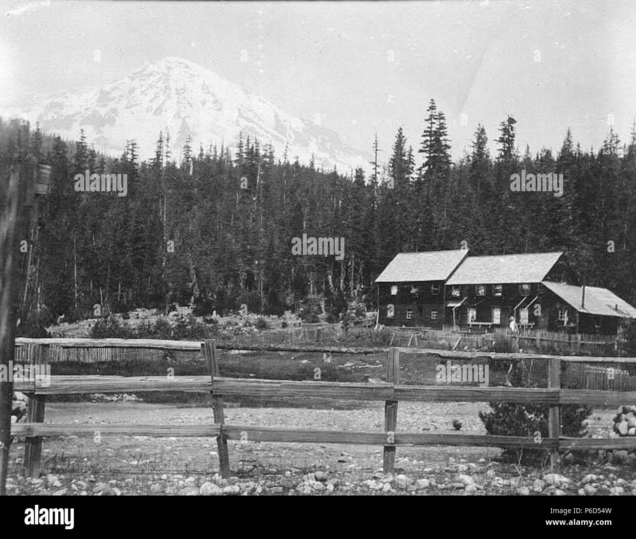 . Anglais : Longmire Hôtel montrant la pente sud-est du mont Rainier dans l'arrière-plan, Longmire Springs, ca. 1897 . Anglais : Maintenant situé à Mount Rainier National Park, qui a été créée en 1899. PH Coll 35,209 Sujets (LCTGM) : hôtels--Washington (État)--Longmire ; montagnes, Washington (État) ; parcs nationaux & réserves--Washington (État) Sujets (LCSH) : Longmire Hotel (Washington) ; le mont Rainier (Washington) ; Mount Rainier National Park (Washington) . vers 1897 61 Longmire Hôtel montrant la pente sud-est du mont Rainier dans l'arrière-plan, Longmire Springs, ca 1897 (SARVANT 91) Banque D'Images