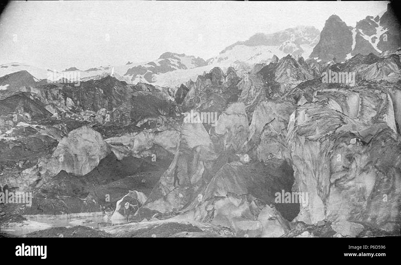 . Anglais : en premier plan de coraux sur glace Glacier Tahoma Nord, côté ouest du Mont Rainier, le 22 juillet 1897 . Anglais : Légende dans album : coraux sur glace Glacier Tahoma Nord 22 juillet maintenant situé à Mount Rainier National Park, qui a été créée en 1899 . PH Coll 35,112 Sujets (LCTGM) : Glaciers--Washington (État) ; montagnes, Washington (État) Sujets (LCSH) : Tahoma Glacier (Washington) ; le mont Rainier (Wash.) . 189762 Homme debout en premier plan de coraux sur glace Glacier Tahoma Nord, côté ouest du Mont Rainier, le 22 juillet 1897 (SARVANT 11) Banque D'Images