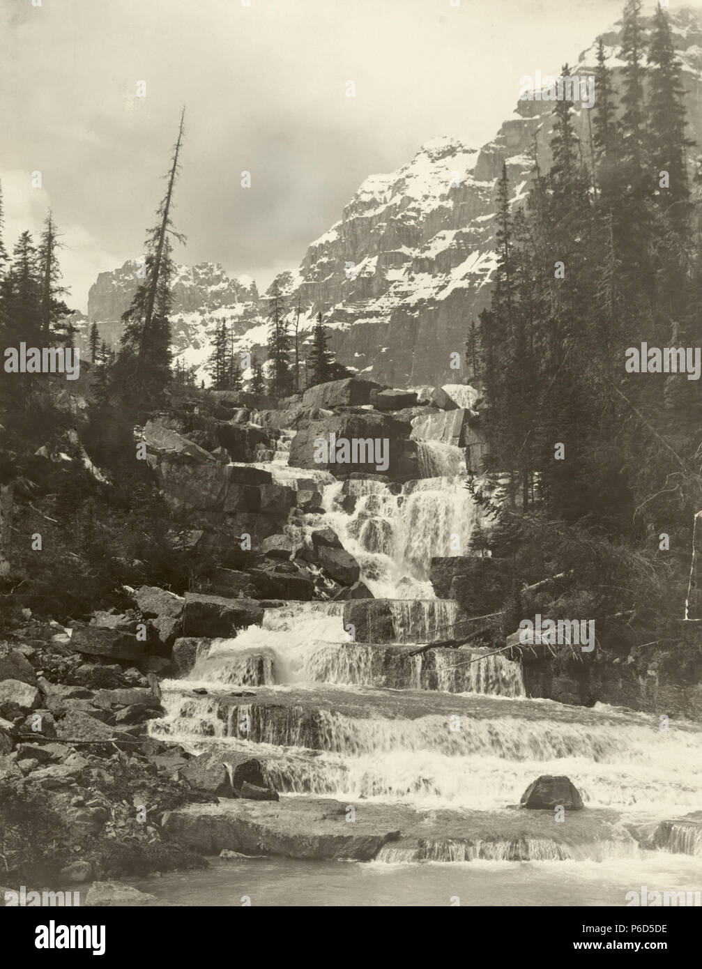 . Une chute d'épaulement, avec le Temple et le Mont Hungabee derrière, la vallée du Paradis 1916 62 Mary Vaux Walcott - une chute d'épaulement, avec le Temple et le Mont Hungabee Banque D'Images