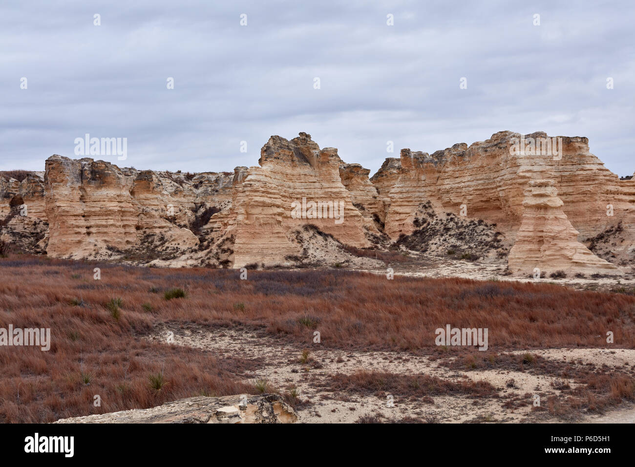 Piliers de calcaire érodé raide à Castle Rock Badlands, Kansas, avec des strates rocheuses exposées de la prairie aride ci-dessous Banque D'Images