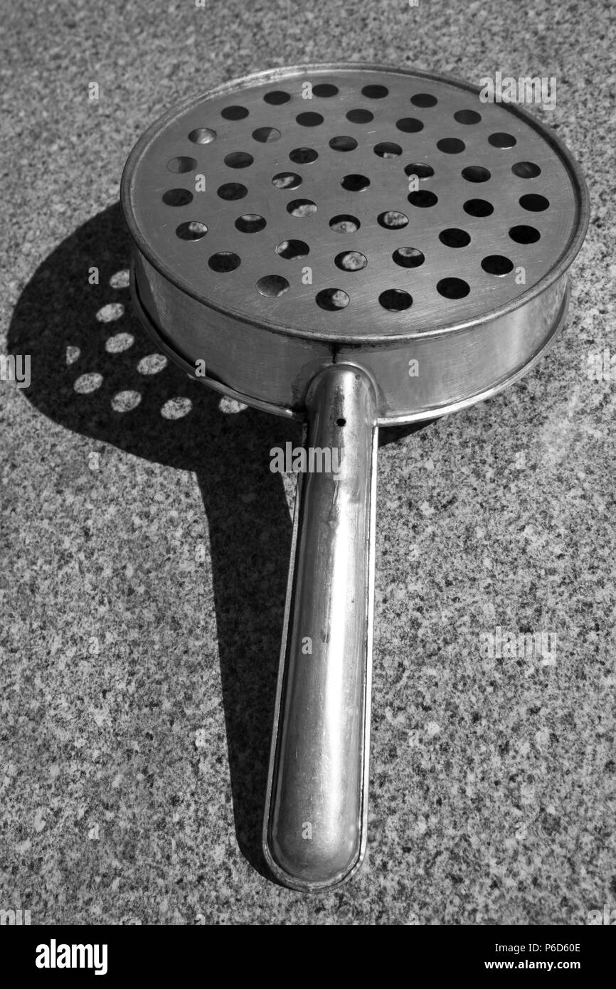 Tamis de cuisine rurale sur une table à partir de ci-dessus. Banque D'Images