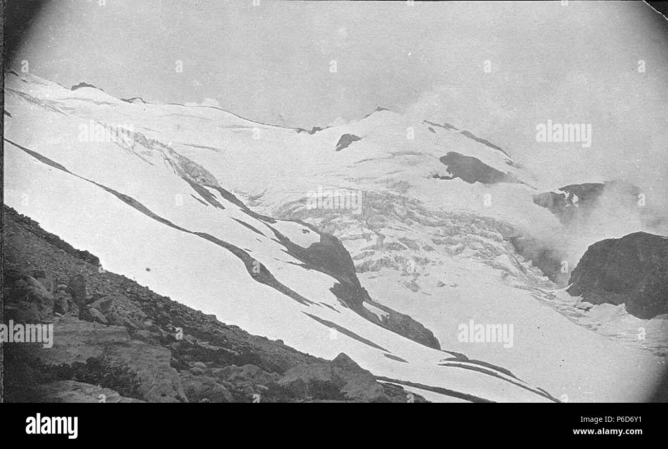 . Anglais : Glacier Puyallup, côté ouest du Mont Rainier, le 21 juillet 1897 . Anglais : Légende dans album : jusqu'à Glacier Puyallup 21 Juillet. Pente ouest de Mt. Tacoma. Glacier Puyallup Juillet 1897 . Maintenant situé à Mount Rainier National Park, qui a été créée en 1899 . PH Coll 35,111 Sujets (LCTGM) : Glaciers--Washington (État) ; montagnes, Washington (État) Sujets (LCSH) : Glacier Puyallup (Washington) ; le mont Rainier (Wash.) . 189770 Glacier Puyallup, côté ouest du Mont Rainier, le 21 juillet 1897 (SARVANT 14) Banque D'Images
