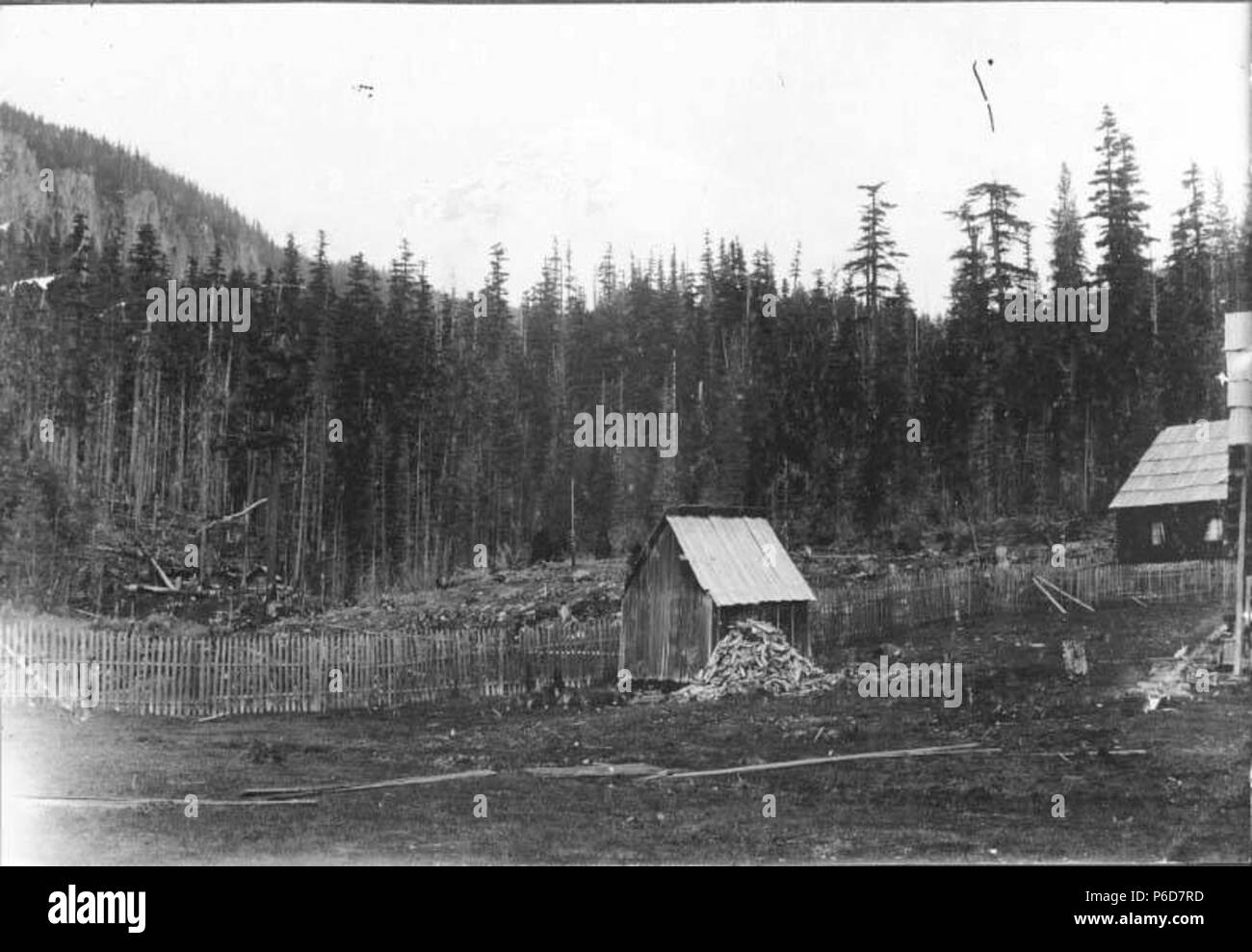 . Anglais : deux bâtiments et le Mont Rainier à Longmire Springs, ca. 1897 . Anglais : Maintenant situé à Mount Rainier National Park, qui a été créée en 1899. PH Coll 35,151 Sujets (LCTGM) : ressorts--Washington (État) ; parcs nationaux & réserves--Washington (État) ; constructions en bois--Washington (État) Sujets (LCSH) : Longmire les ressorts (Washington) ; Mount Rainier National Park (Washington) . vers 1897 79 Deux bâtiments et le Mont Rainier à Longmire Springs, ca 1897 SARVANT (40) Banque D'Images