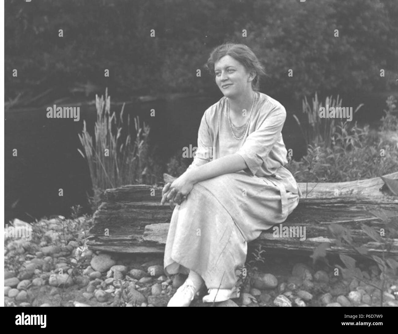 . Anglais : Unindentified femme près de l'eau, ca. 1920 . Anglais : Album 1,280 sujets (LCTGM) : Sciage Sujets (LCSH) : Les femmes--Washington (État) ; Beaches--Washington (État) Concepts : les femmes ; Loisirs . vers 1920 79 femme Unindentified près de l'eau, ca 1920 (KIEHL 110) Banque D'Images