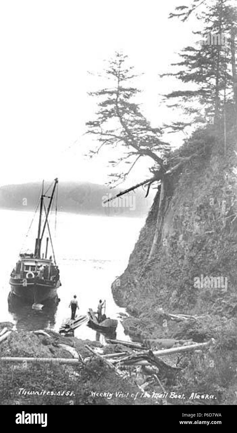 . Anglais : United States mail bateau ancré sur le site distant pour livrer des messages, ca. 1912 . Anglais : Légende sur l'image : visite hebdomadaire du bateau Courrier, Alaska PH Coll 247,883 Sujets (LCTGM) : Mail steamers--sujets de l'Alaska (LCSH) : Les paquets--Alaska . vers 1912 79 United States mail bateau ancré sur le site distant pour livrer des messages, ca 1912 (THWAITES 401) Banque D'Images