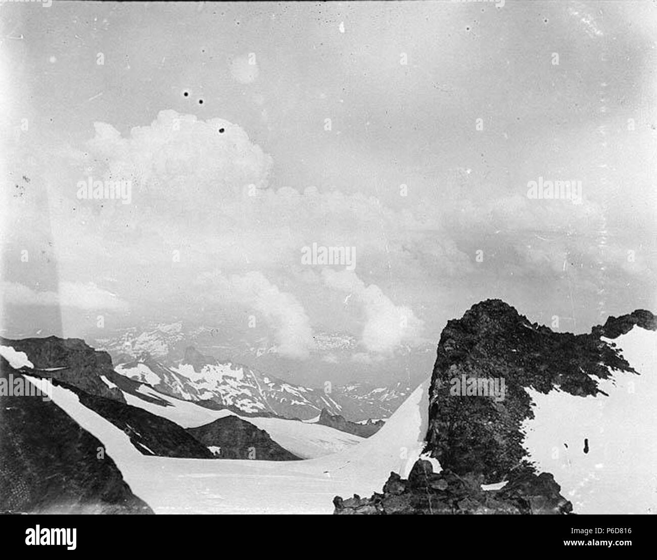 . Anglais : La vue de 10500 ft. niveau du Mont Rainier, ca. 1897 . Anglais : Maintenant situé à Mount Rainier National Park, qui a été créée en 1899. PH Coll 35,221 Sujets (LCTGM) : Montagne--Washington (État) Sujets (LCSH) : Mount Rainier (Wash.) . vers 1897 80 vue de 10500 ft niveau de Mont Rainier, ca 1897 (SARVANT 86) Banque D'Images
