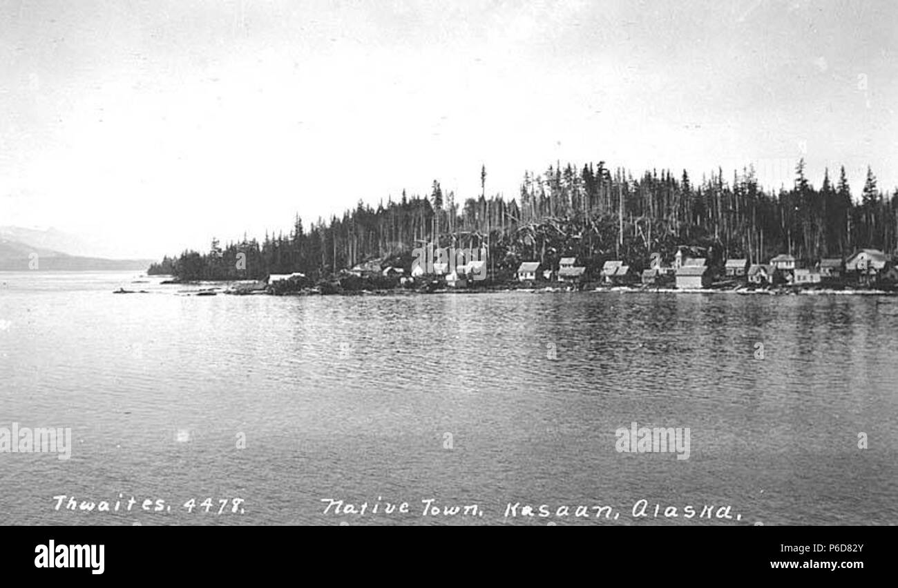 . Anglais : village de Kasaan, ca. 1912 . Anglais : Légende sur l'image : ville natale, Kasaan, Alaska PH Coll 247,640 Kasaan est situé sur le côté est de l'Île du Prince de Galles sur la baie Kasaan, 30 miles au nord-ouest de Ketchikan. Territoire Tlingit de l'origine, Kasaan tire son nom du mot tlingit qui signifie "jolie ville.' Haidas a migré vers le nord des îles de la Reine Charlotte au début des années 1700 à l'île et a créé le village maintenant connue sous le nom de 'vieux' Kasaan 7 miles au sud sur bras Skowl. En 1892, le Queen mine de cuivre, camp, scierie, d'un bureau de poste et magasin ont été construites sur la baie Kasaan, et les Haïdas peop Banque D'Images