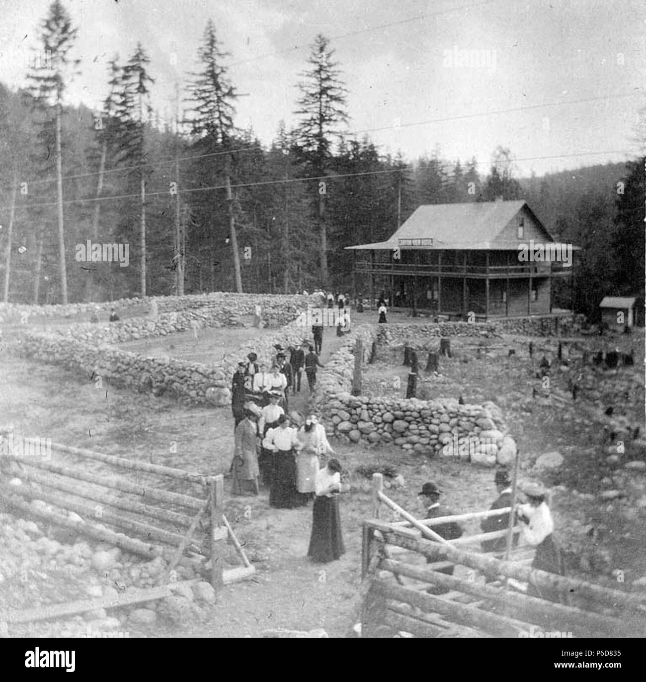 . Anglais : les visiteurs au Canyon View Hotel, 17 juin 1905 . Anglais : Texte de Kiehl log : Canyon View Hotel de Nisqually, Canyon, 17 juin 1905 Album 2,345 sujets (LCTGM) : Les gens -- Washington (État) Sujets (LCSH) : Canyon View Hotel ; Canyon Nisqually (Washington) ; Canyons--Washington (État) Concepts : Tourisme . 190580 Visiteurs au Canyon View Hotel, 17 juin 1905 (269) KIEHL Banque D'Images