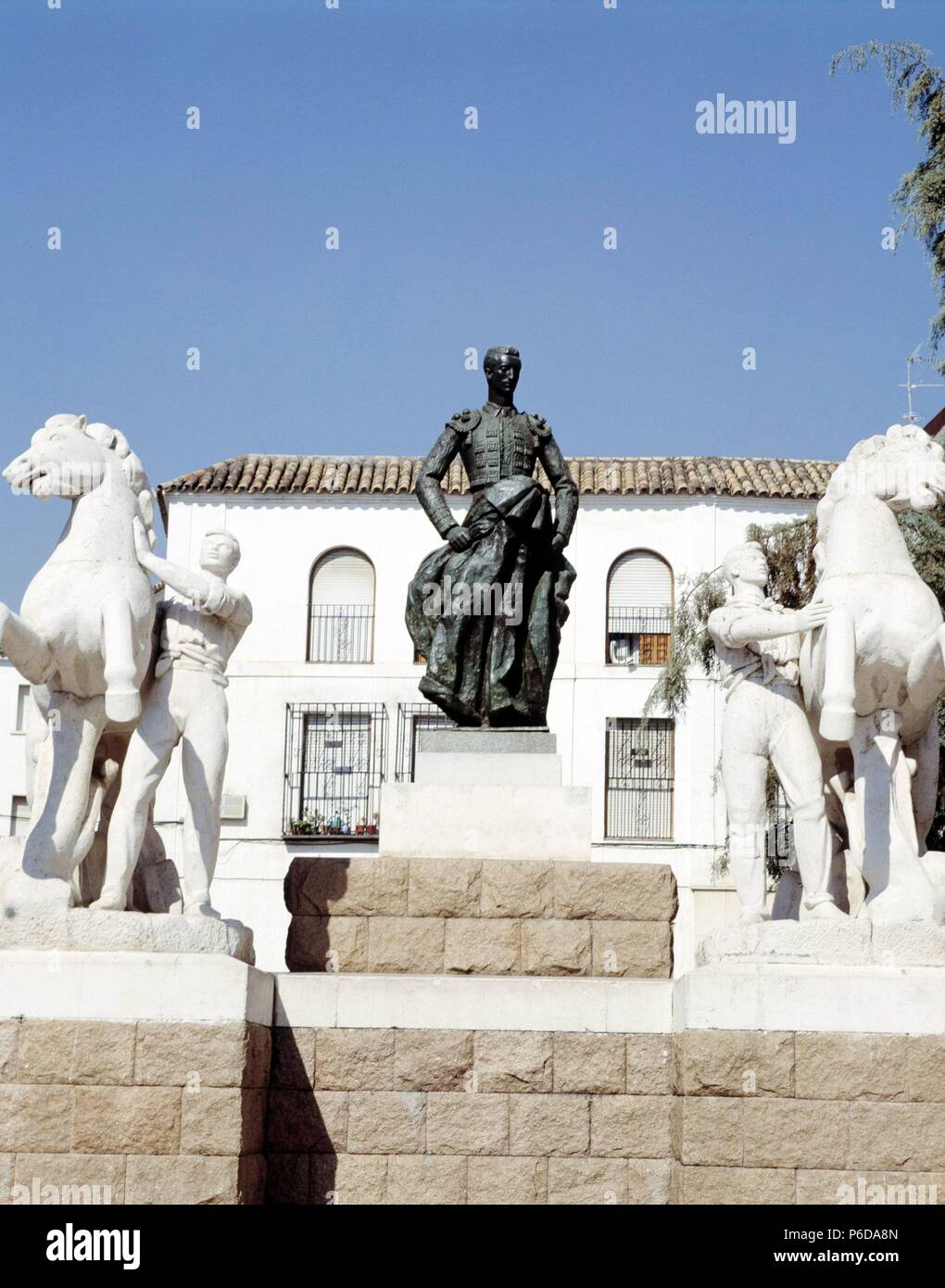 MANOLETE. MANUEL RODRIGUEZ. MATADOR DE TOROS ESPAÑOL. CORDOBA 1917 - 1947. MONUMENTO EN LA PLAZA CONDE DE PRIEGO. CORDOBA , OBRA DE LUIS MOYA Y MANUEL ALVAREZ PATRON LAVIADA EN EL AÑO 1956. Banque D'Images