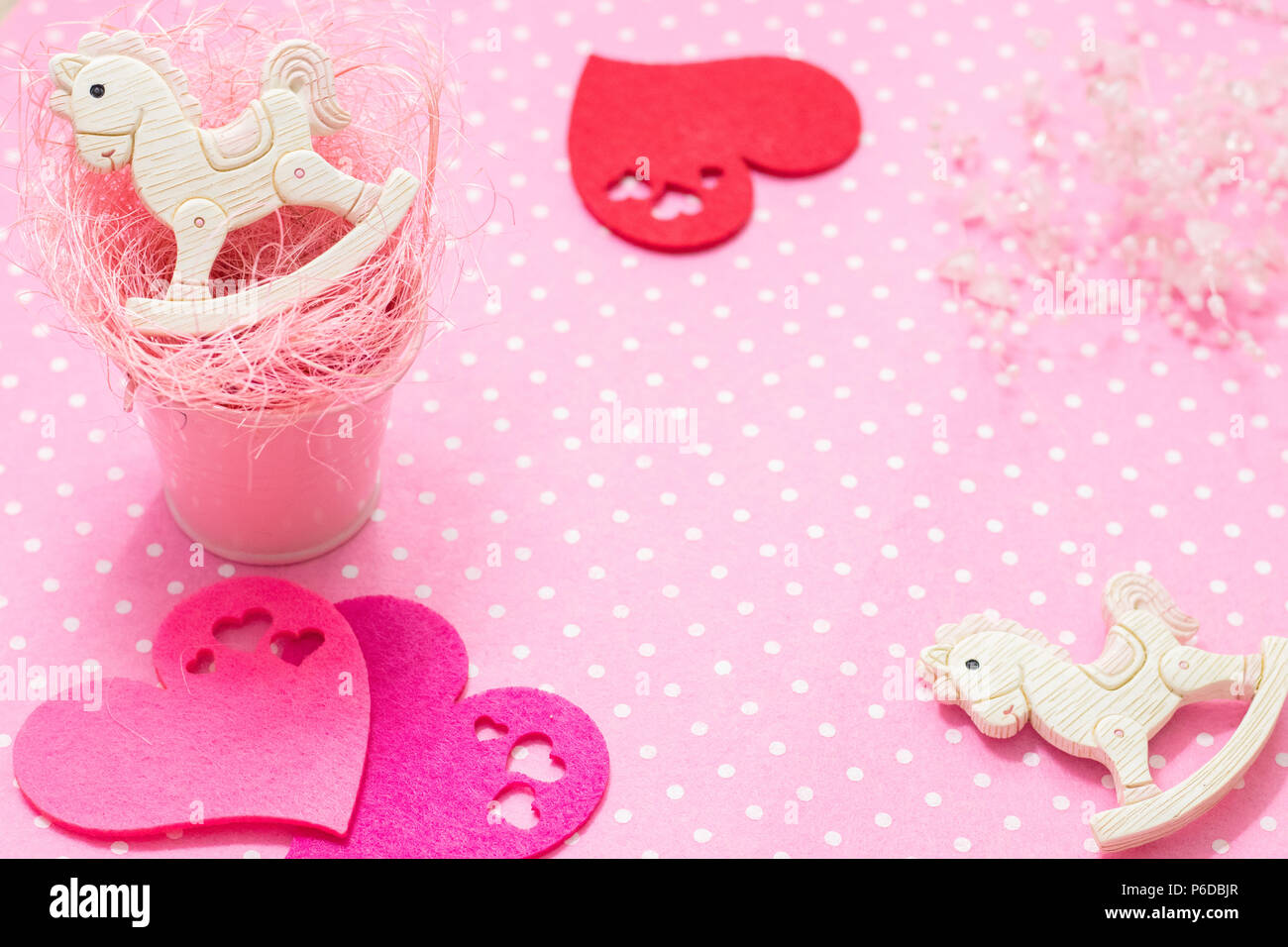 Theme Bebe Fille Rose 2 Poneys Bascule En Rose Jouets Petit Seau Avec De La Paille Et D Avis Sur L Impression A Plat Coeurs A Pois Fond Rose Vue D En Haut Copie Photo