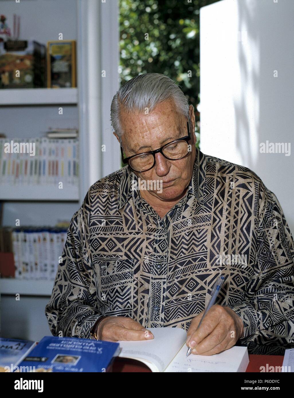 LUCA DE TENA BRUNET , TORCUATO. ESCRITOR Y PERIODISTA ESPAÑOL 1923 1999. UN  LIBRO FIRMANDO DURANTE LA FERIA DEL LIBRO DE 1997, EN MADRID Photo Stock -  Alamy