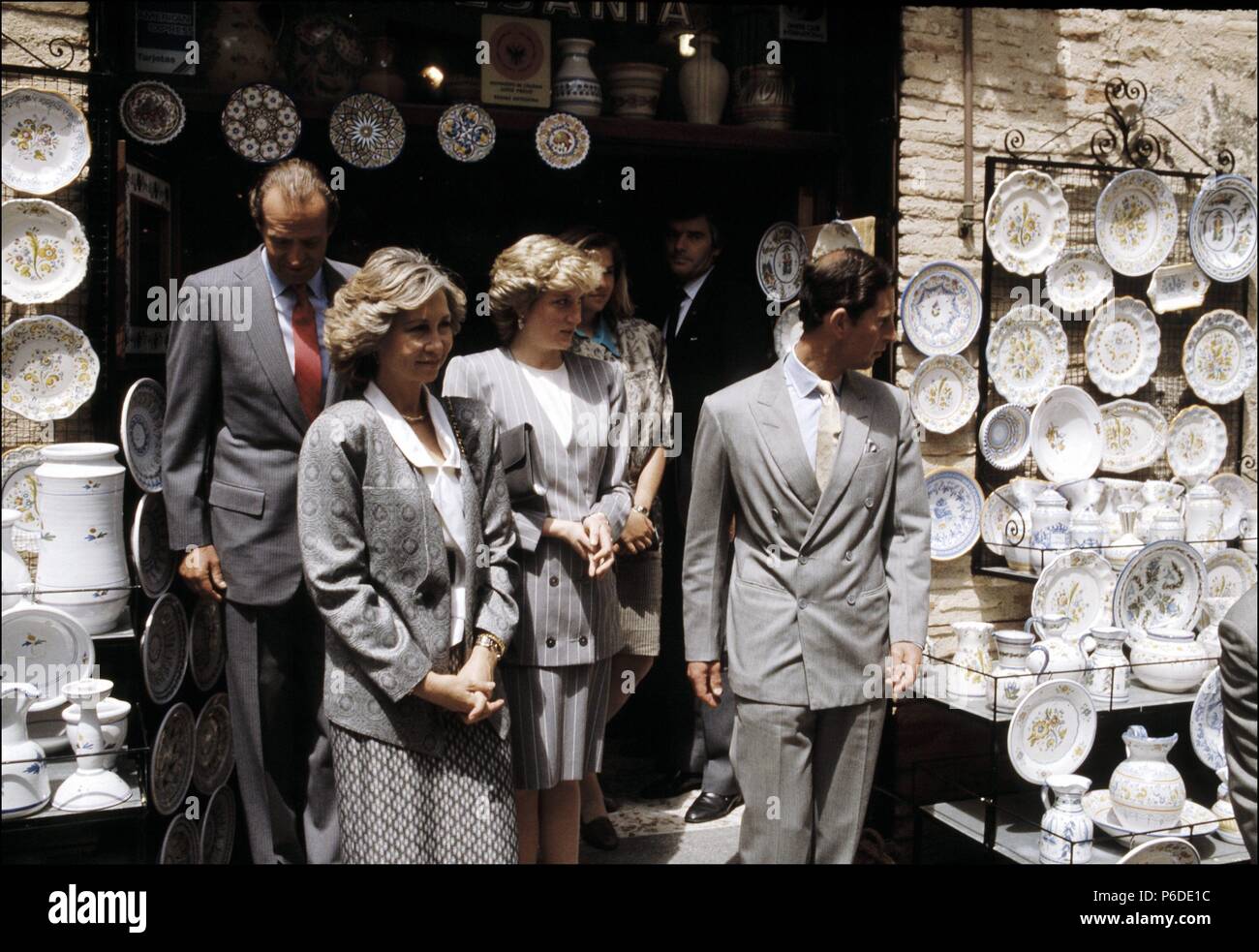 JUAN CARLOS I. REY DE ESPAÑA. ROMA 1938-. VISITA UNE TOLEDO DEL PRINCIPE CARLOS DE INGLATERRA Y LA PRINCESA DIANA DE GALES ACOMPAÑADOS DE LOS REYES DE ESPAÑA DURANTE SU ESTANCIA EN ESPAÑA. Banque D'Images