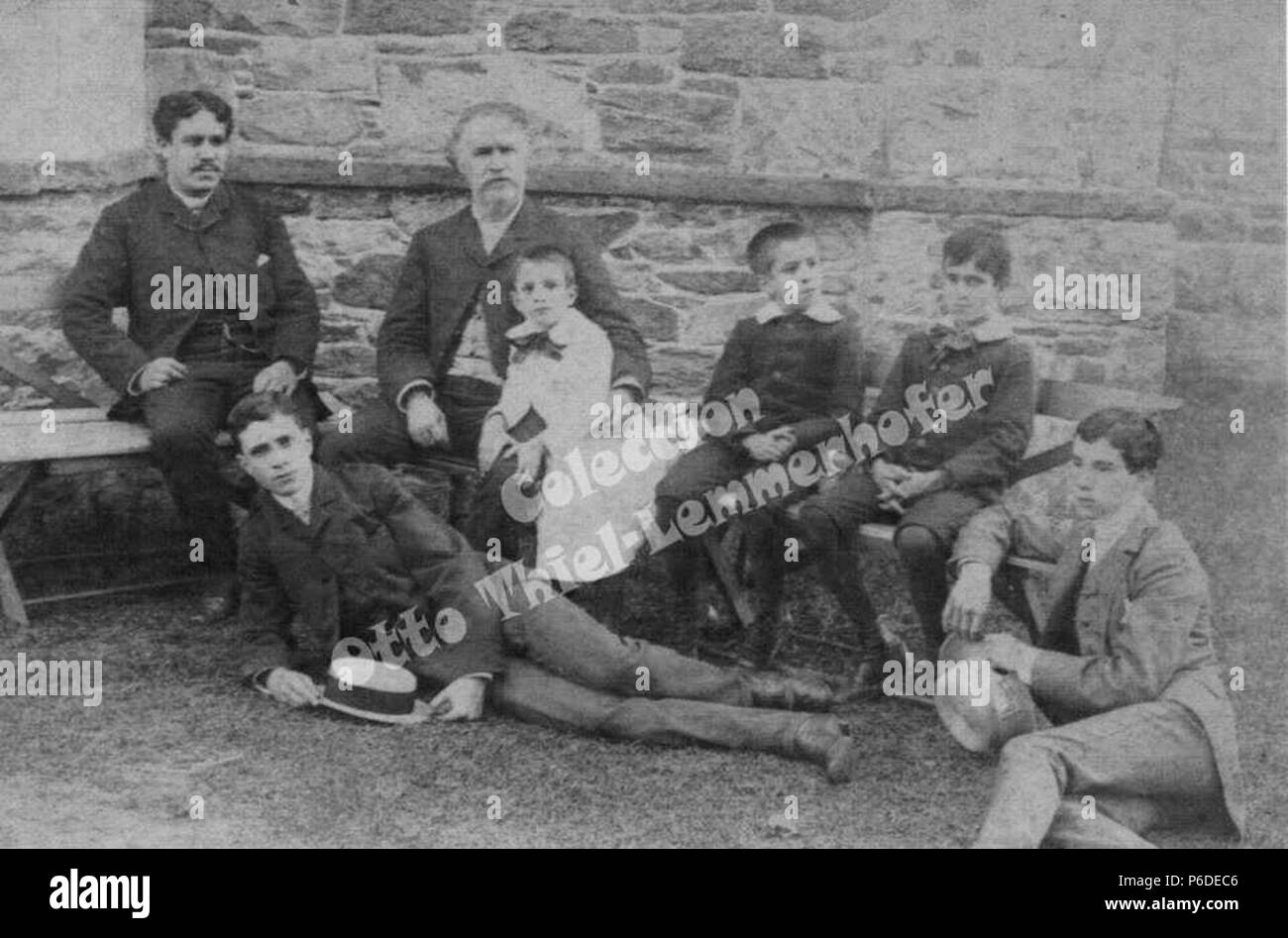 Español : Familia Aparicio de Quetzaltenango en la década de 1890. Hoy haut la série 'FAMILiA Aparicio Mérida' De izquierda derecha un : 1)Juan José Aparicio Mérida (20 de febrero de 1856 +13 de septiembre de 1897) 2) Juan José Aparicio y Limón ( 27 de febrero de 1834 +12 de junio de 1899) 3) Eduardo Roberto Aparicio Mérida (7 de junio de 1881 +11 de junio de 1954) 4) Rafael Aparicio Mérida (2 de octubre de 1877 +24 de febrero de 1942) 5) Alberto Gregorio Aparicio Mérida (9 de mayo de 1874  + 8 de marzo de 1904) 6) de Espaldas con la mano en sombrero Jose Antonio Aparicio Mérida (26 janvier 1872 +4 de Banque D'Images