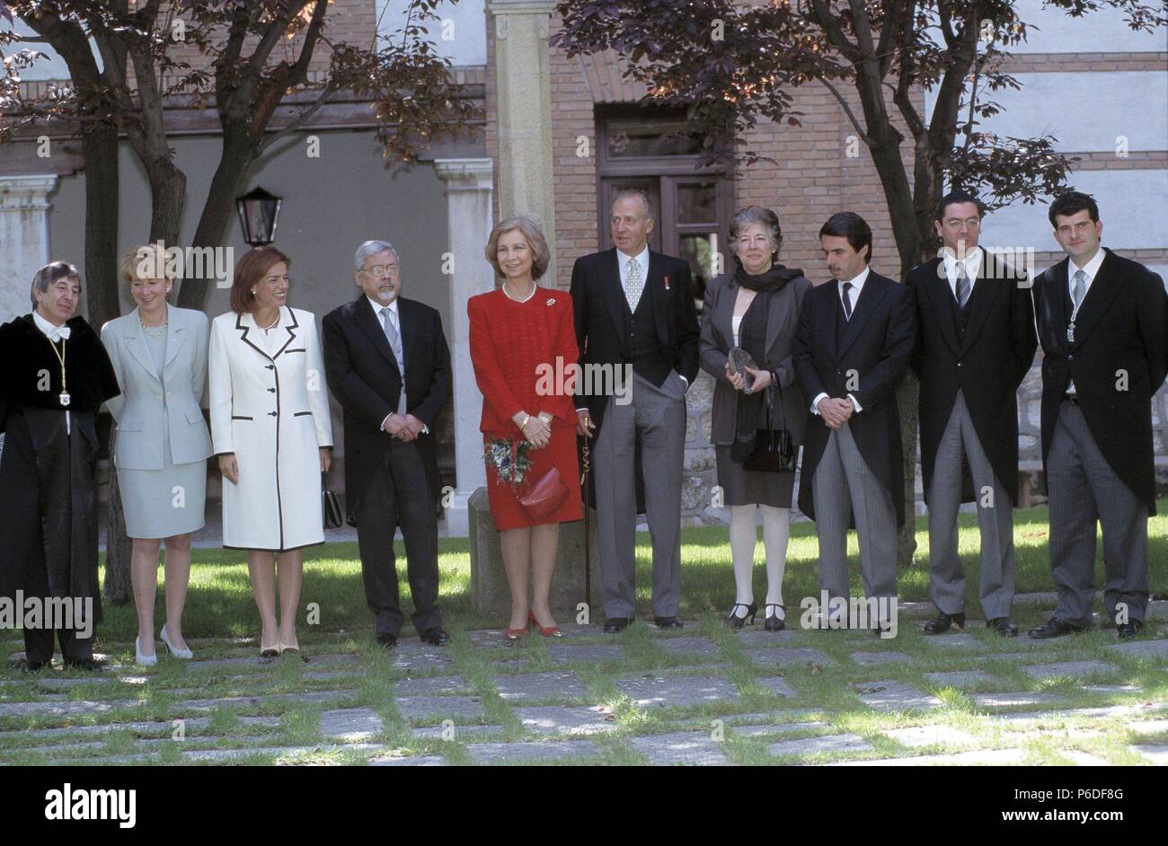 , GUILLERMO Cabrera Infante. ESCRITOR CUBANO. 1929-. PREMIO CERVANTES 1997. FOTOGRAFIADO JUNTO A LOS REYES DE ESPAÑA. JUAN CARLOS I Y SOFIA DE GRECIA , JOSE MARIA AZNAR , ANA BOTELLA , Esperanza Aguirre, Alberto Ruiz Gallardon Y FAMILIARES TRAS LA CEREMONIA DE ENTREGA DEL PREMIO CERVANTES. Banque D'Images