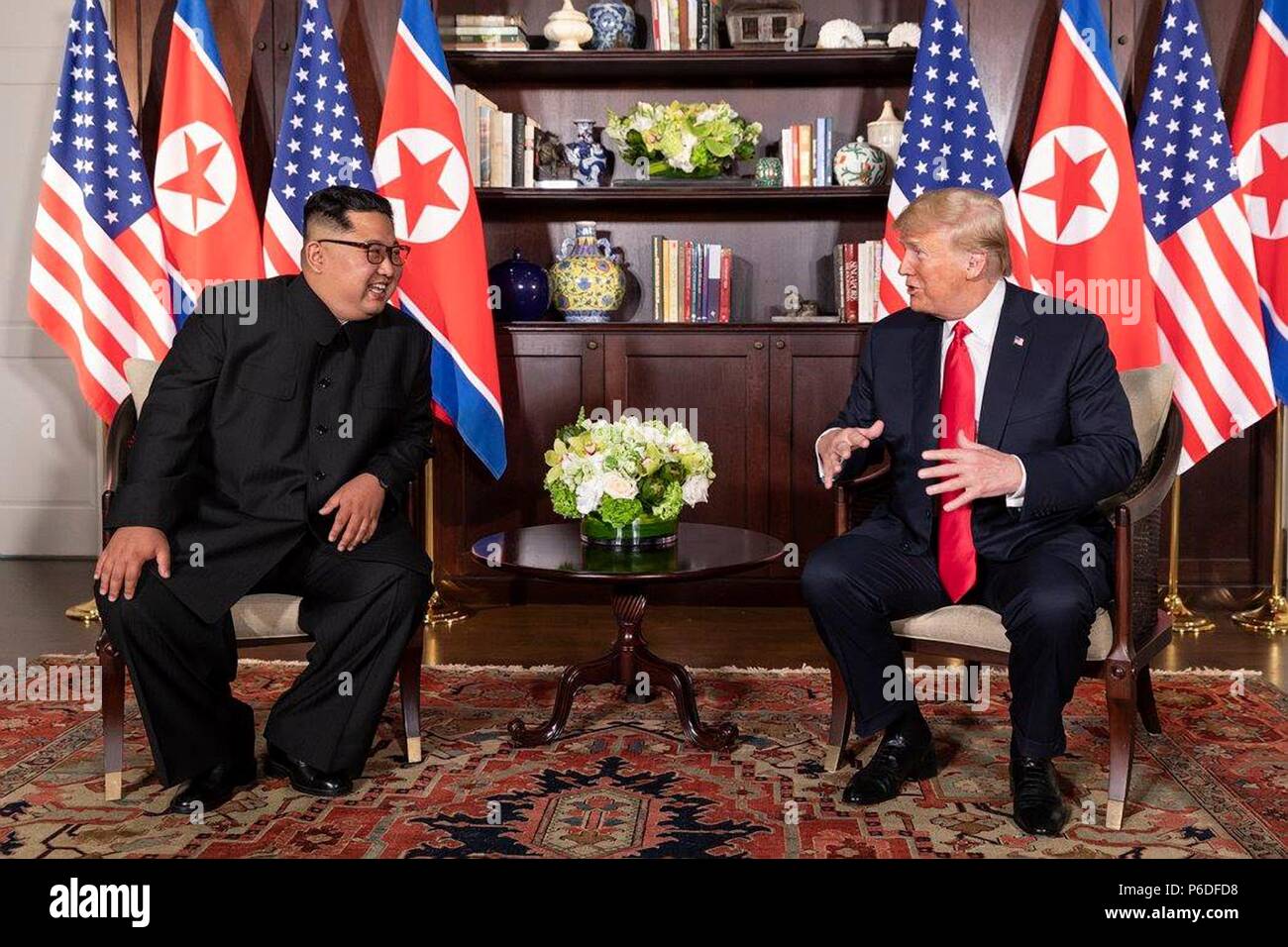 Le Président américain Donald Trump, droite, bavarde avec le dirigeant nord-coréen Kim Jong Un avant le début de leur réunion bilatérale à la Capella resort 12 Juin, 2018 dans l'île de Sentosa, Singapour. Banque D'Images