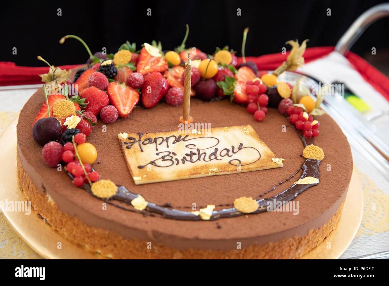 Un Gateau D Anniversaire Surprise Pour Le President Americain Donald Trump Est Presente Au Cours D Un Gateau D Anniversaire Surprise Pour Le President Americain Donald Trump Est Presente Au Cours D