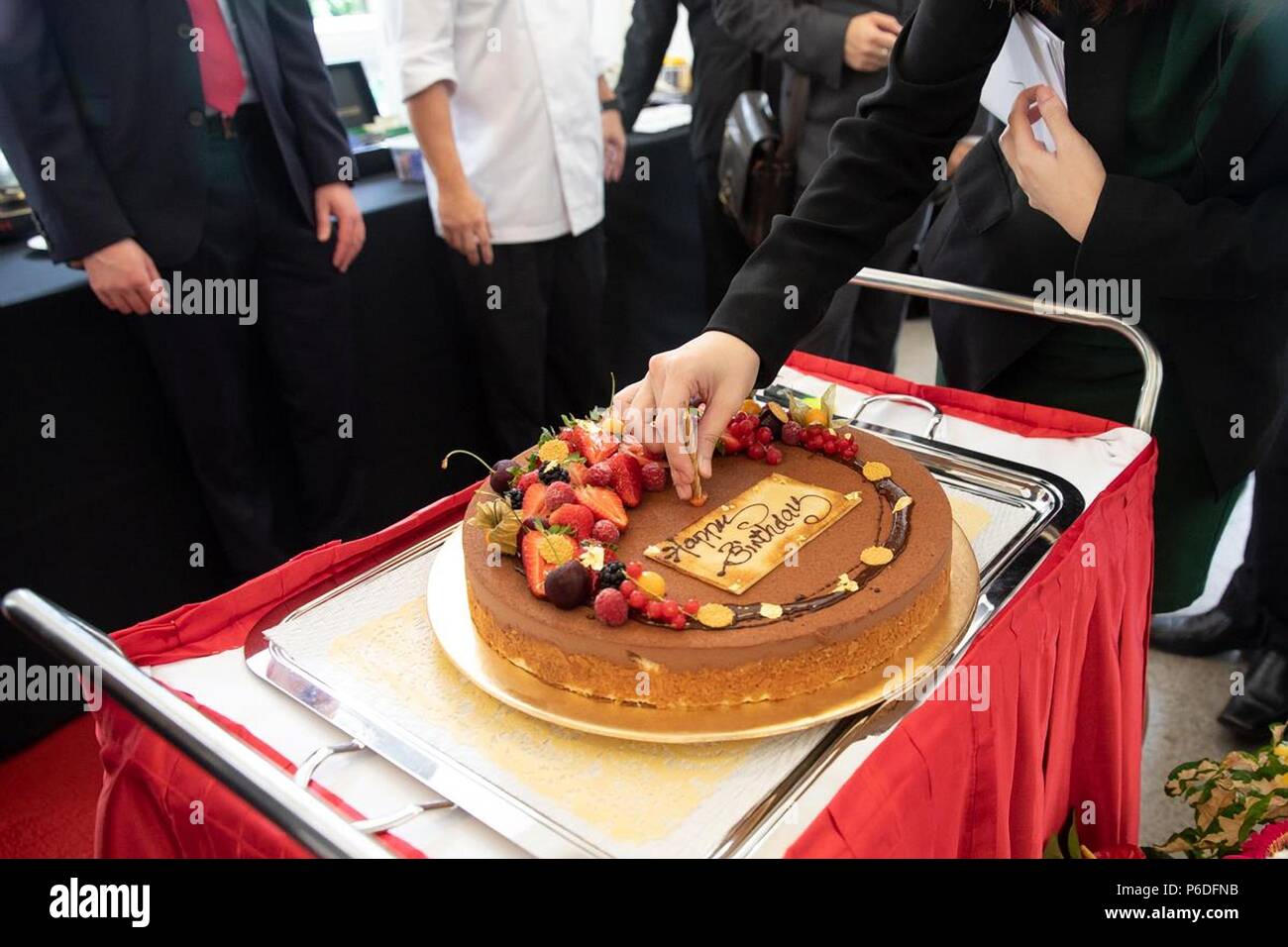 Un Gateau D Anniversaire Surprise Pour Le President Americain Donald Trump Est Presente Au Cours D Un Dejeuner De Travail Avec Le Premier Ministre Lee Hsien Loong Avant Le Debut De La Reunion Au