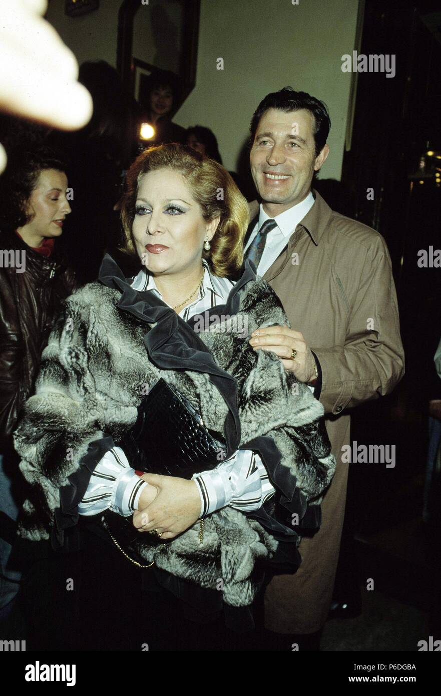 MARQUEZ PIQUER , CONCHA. ACTRIZ Y CANTANTE ESPAÑOLA. JUNTO A RAMIRO OLIVEROS , AÑO 1991. Banque D'Images