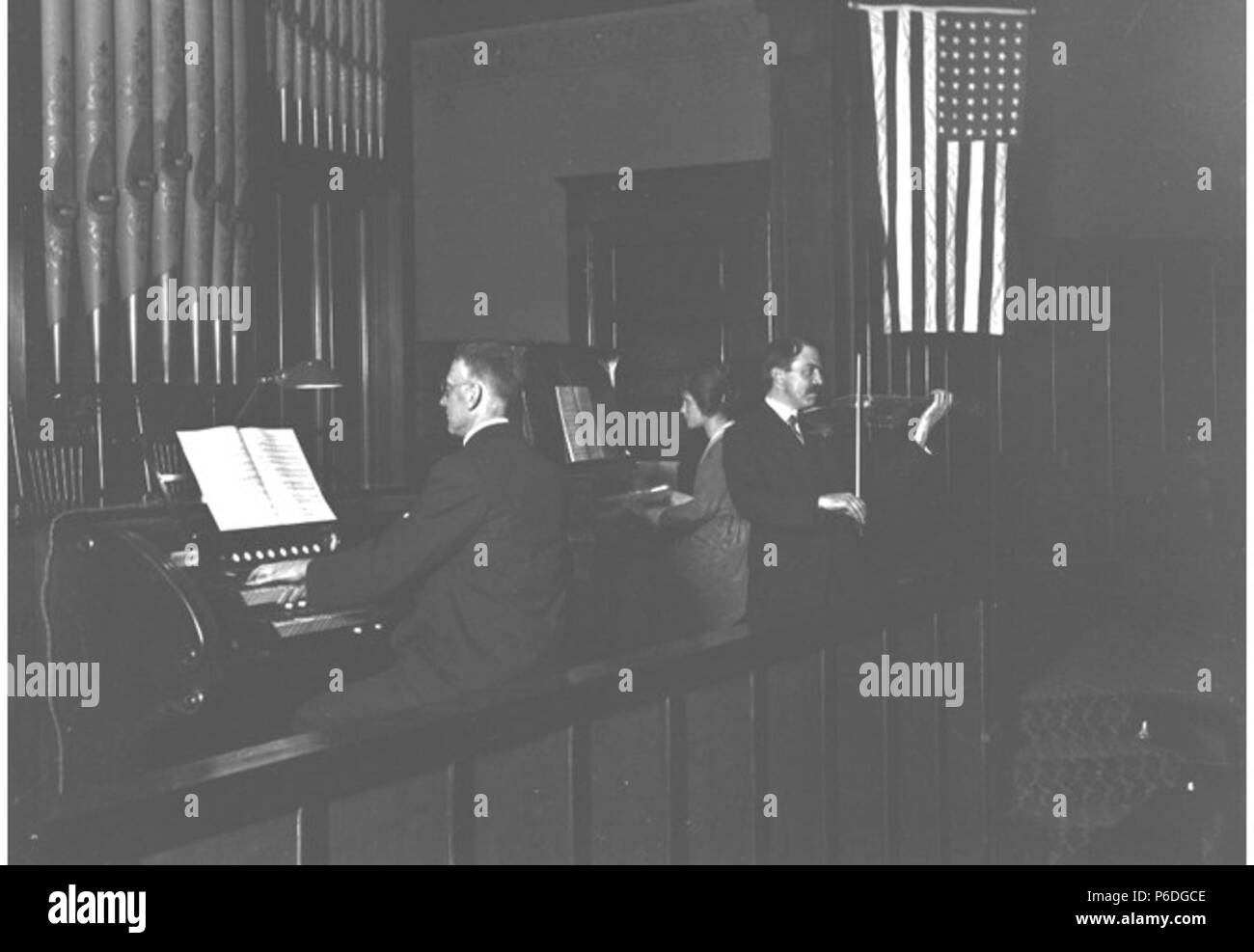 . Anglais : H. Ambrose Kiehl jouer l'orgue de l'église à la première église baptiste de Seattle, Seattle, Washington, 1910 . Anglais : Texte de Kiehl log : H.A. Kiehl à organe. Queen Anne (M.E.) Église 1910. Album 1,245 sujets (LCTGM) : Organes ; Pianos ; les églises baptistes--Washington (État)--Seattle Sujets (LCSH) : Kiehl, H. Ambrose ; First Baptist Church (Seattle, Washington) ;--organistes Washington (État)--Seattle ;--pianistes Washington (État)--Seattle ; violonistes--Washington (État)--Seattle Concepts : Performing arts ; Religion ; Americana . 1910 51 h Ambrose Kiehl jouer l'orgue de l'église à la Seattle Banque D'Images