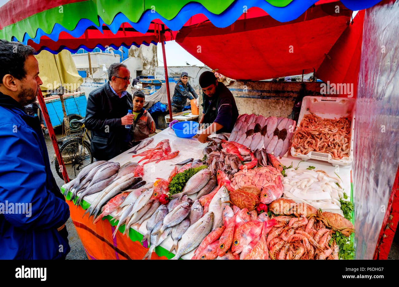 Marché de poissons par le port à Essaouira, Maroc Banque D'Images