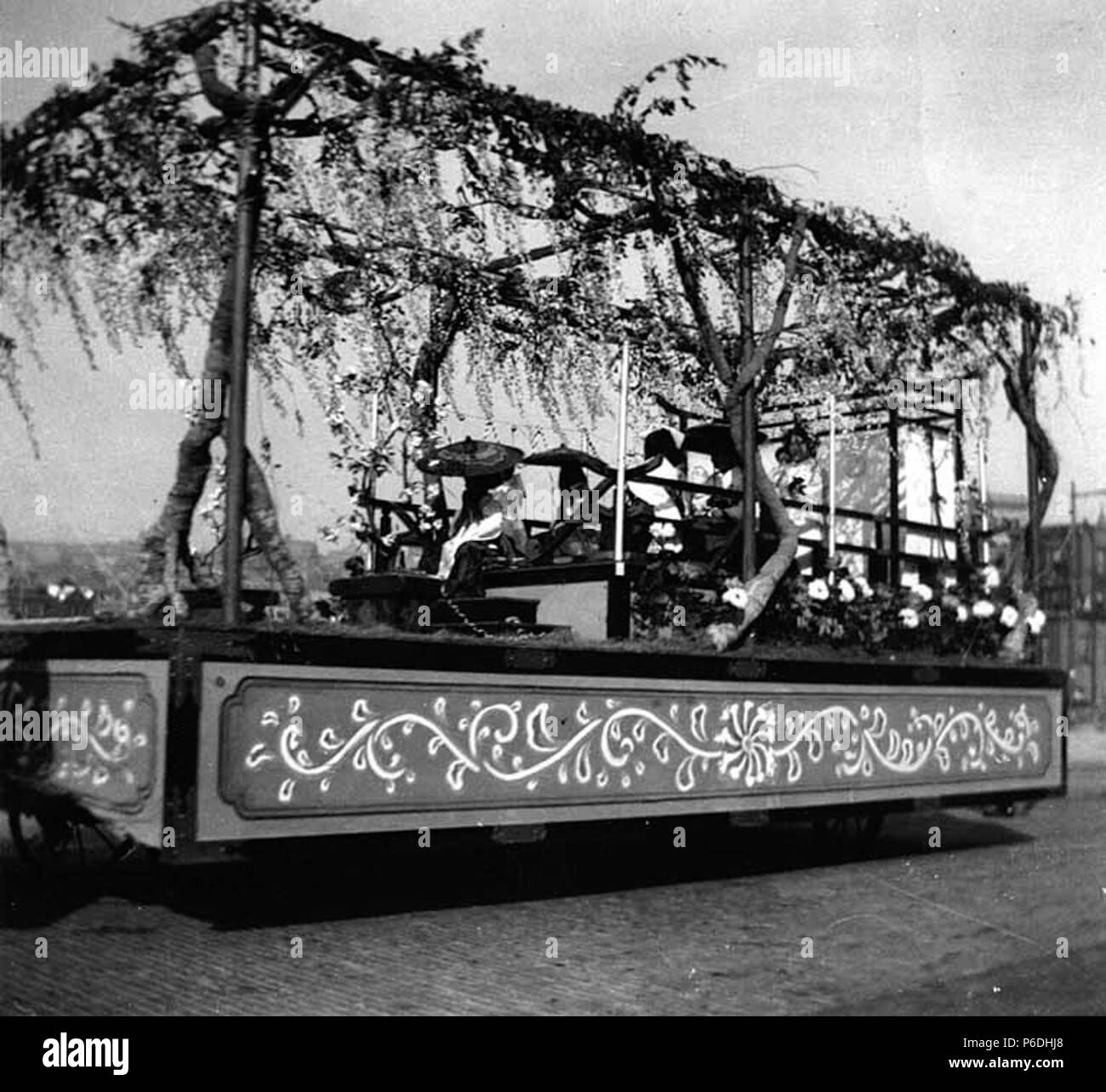 . Anglais : flotteur japonais décoré de glycine, Potlatch Golden parade, Seattle, 17-22 juillet, 1911 . Anglais : Texte de Kiehl log : Japanese flotteur (glycine), Potlatch Parade, 17-22 juillet, 1911 Album 2.444 Sujets (LCSH) : Parade floats--Washington (État)--Seattle ;--glycine Washington (État)--Seattle ; défilés--Washington (État)--Seattle ;--Potlatch Washington (État)--Seattle . 191155 flotteur japonais décoré de glycine, Potlatch Golden parade, Seattle, 17-22 juillet 1911 (346) KIEHL Banque D'Images