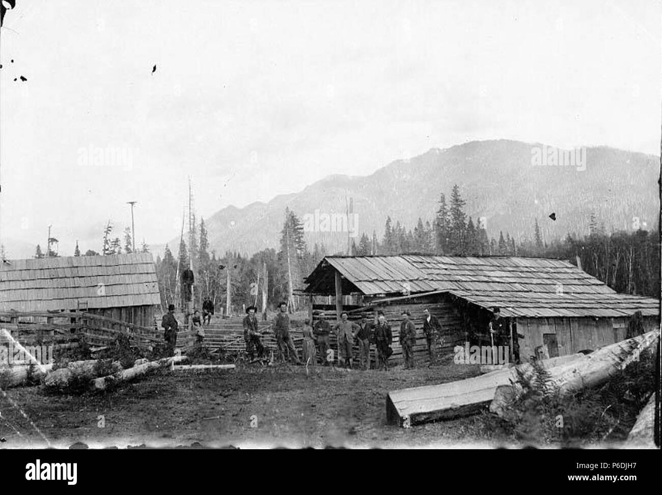 . Anglais : Kernahan famille devant deux bâtiments, Succotash Valley près de Mount Rainier, ca. 1897 . Anglais : Légende dans album : Kernahans maintenant situé à Mount Rainier National Park, qui a été créée en 1899. PH Coll 35,155 Sujets (LCTGM) : les portraits de groupe ; les exploitations agricoles--Washington (État) ; constructions en bois--Washington (État) Sujets (LCSH) : famille Kernahan ; Succotash Valley (Wash.) . vers 1897 58 Kernahan famille devant deux bâtiments, Succotash Valley près de Mont Rainier, ca 1897 (SARVANT 73) Banque D'Images