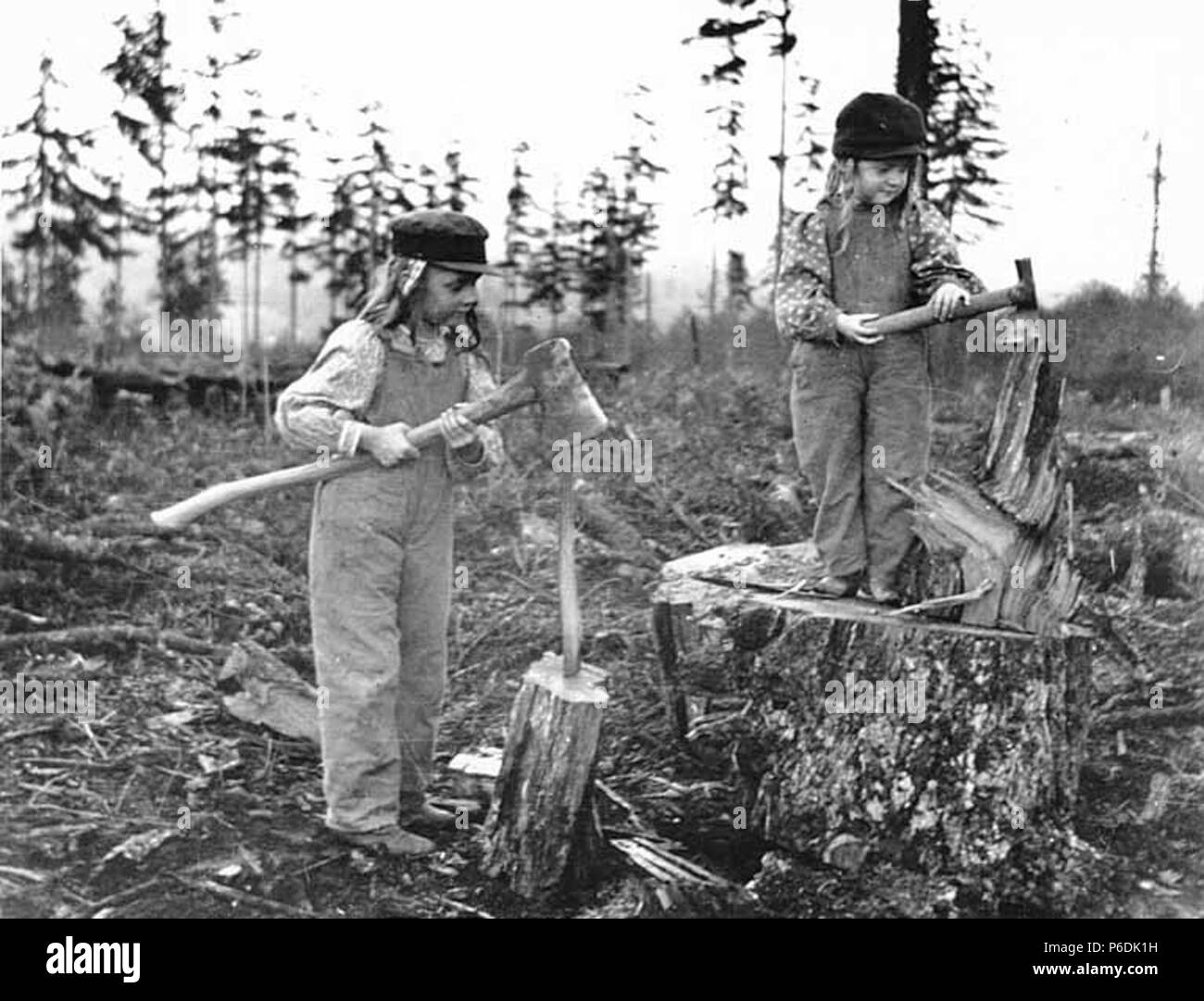 . Anglais : Laura et Marie Kiehl couper du bois, Fort Lawton, Seattle, Washington, décembre 1899 . Anglais : Texte de Kiehl log : Laura et Marie, couper du bois, de Magnolia Bluff, décembre 1899 Album 1,49 Sujets (LCSH) : Kiehl, Laura ; Kiehl, Miriam ; coupe de feu--Washington (État)--Fort Lawton (Seattle) ; Fort Lawton (Seattle, Washington) ; les bases militaires--Washington (État)--Concepts de Seattle : Enfance et adolescence . 189960 Laura et Marie Kiehl couper du bois, Fort Lawton, Seattle, Washington, décembre 1899 (292) KIEHL Banque D'Images