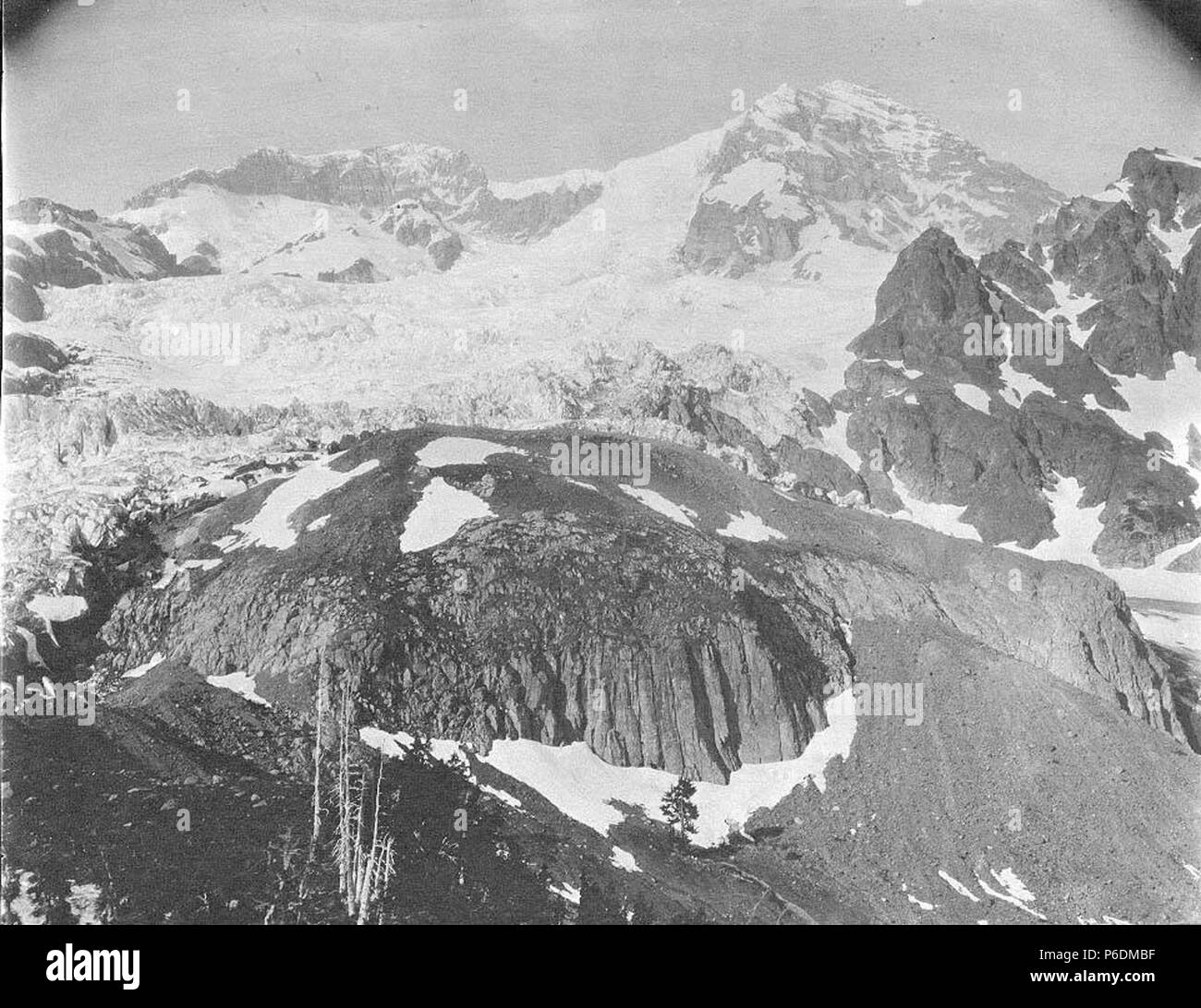 . Anglais : North Tahoma Glacier, côté ouest du Mont Rainier, juillet 1897 . Anglais : Légende dans album : pente ouest de Mt. Tacoma. Jusqu'à l'Amérique du Sud le Glacier Tahoma à pointe droite Juillet 1897 . Maintenant situé à Mount Rainier National Park, qui a été créée en 1899 . PH Coll 35,114 Sujets (LCTGM) : Glaciers--Washington (État) ; montagnes, Washington (État) Sujets (LCSH) : Tahoma Glacier (Washington) ; le mont Rainier (Wash.) . 189764 North Tahoma Glacier, côté ouest du Mont Rainier, juillet 1897 (SARVANT 18) Banque D'Images