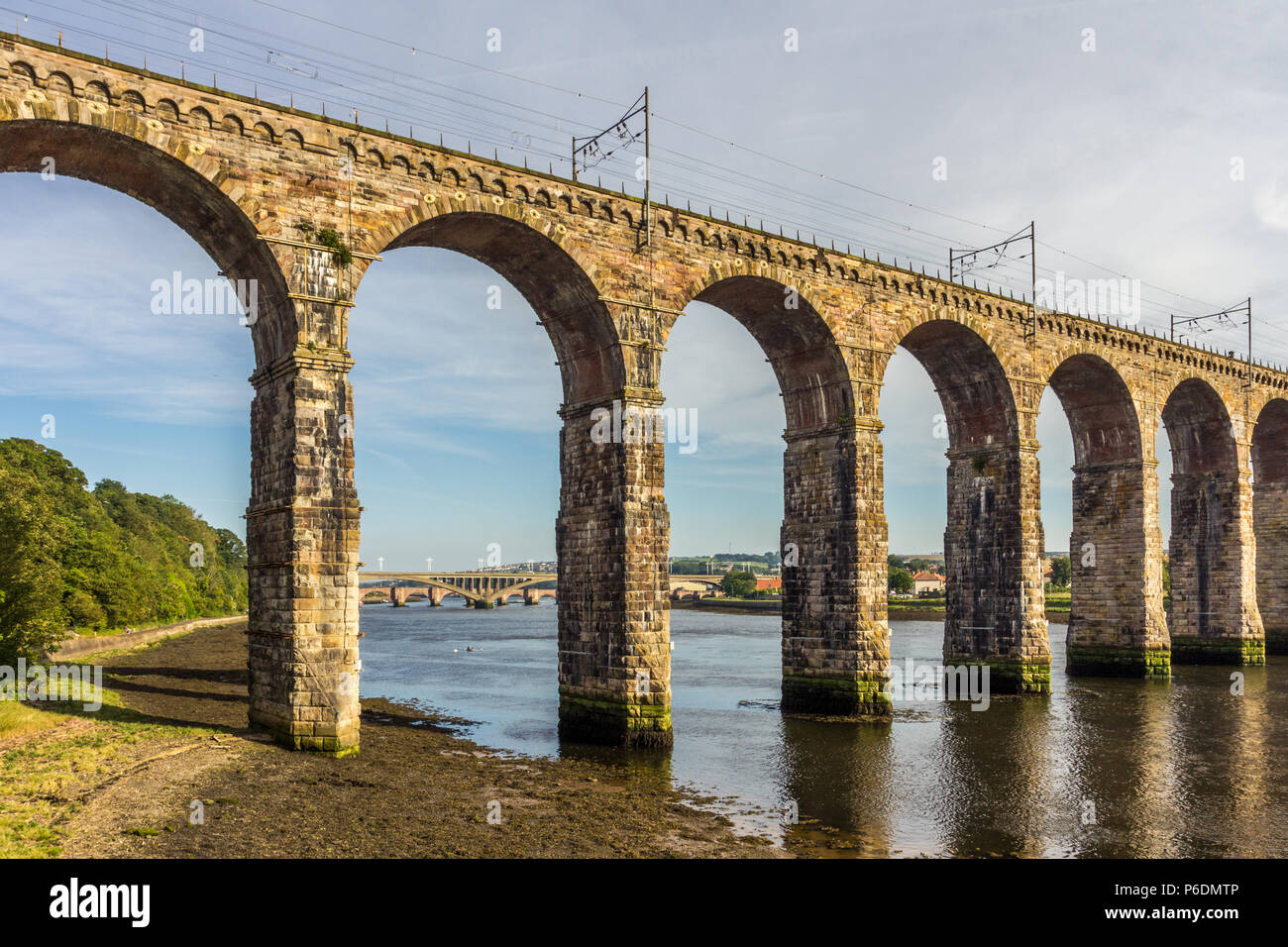 Une vue sur la frontière royale pont qui franchit la rivière Tweed à Berwick-upon-Tweed dans le Northumberland, Angleterre du Nord-Est. Banque D'Images