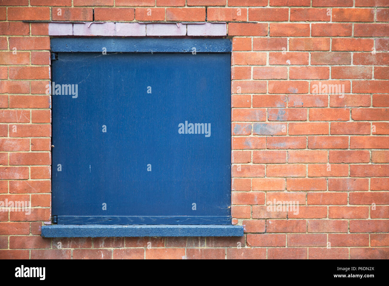 Couvert de la fenêtre tableau bleu en mur de briques, grand copy space Banque D'Images