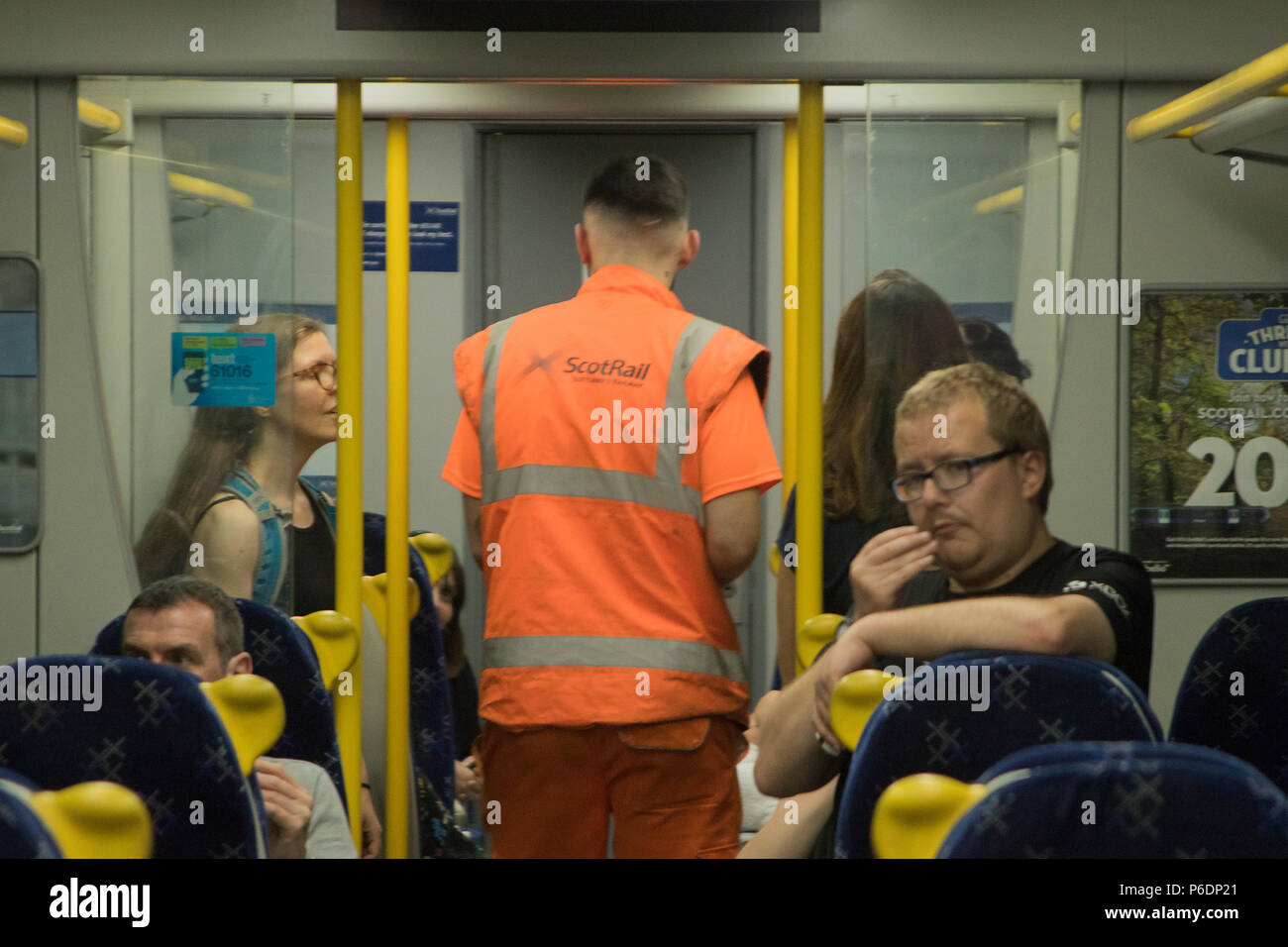 Glasgow, Ecosse, Royaume-Uni. 29 Juin, 2018. Un train de ScotRail centrale Waverley à Helensburgh a échoué, après avoir subi une défaillance du système de freinage et des problèmes avec ses systèmes électroniques. L'incident s'est produit dans un tunnel, entre Glasgow Charing Cross et de Queen Street, à environ trois quart le vendredi. L'arrivée d'ingénieurs d'organiser rapidement une solution. Un autre train combiné avec le train en panne et le poussa jusqu'à la rue Queen à une vitesse plus lente que d'habitude. Tous les passagers ont été descend via les portes arrière peu après 17:00. Iain McGuinness / Alamy Live News Banque D'Images