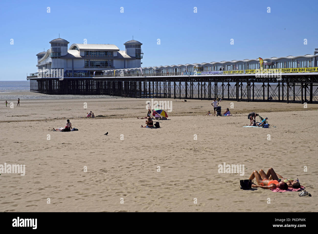Weston-super-Mare, Royaume-Uni. 29 Juin, 2018. Météo France : que la canicule se poursuit et la température dépasse 80º F, le soleil vous détendre sur la plage. Keith Ramsey/Alamy Live News Banque D'Images
