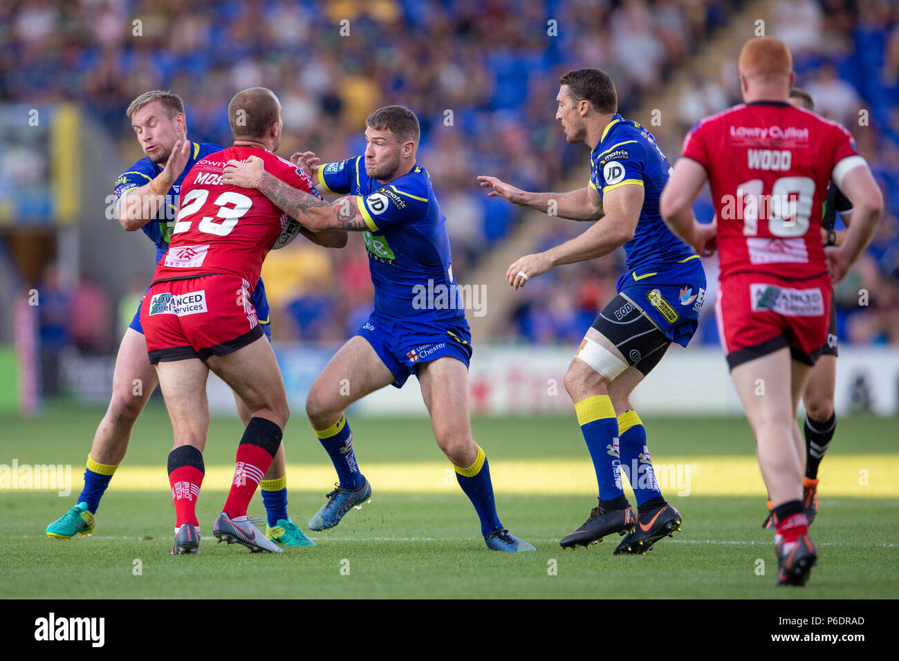 Stade Halliwell Jones, Warrington, Royaume-Uni. 29 Juin, 2018. Super League rugby Betfred, Warrington Wolves contre Salford Red Devils ; Lee Mossop de Salford Red Devils est abordé : l'action de Crédit Plus Sport/Alamy Live News Banque D'Images