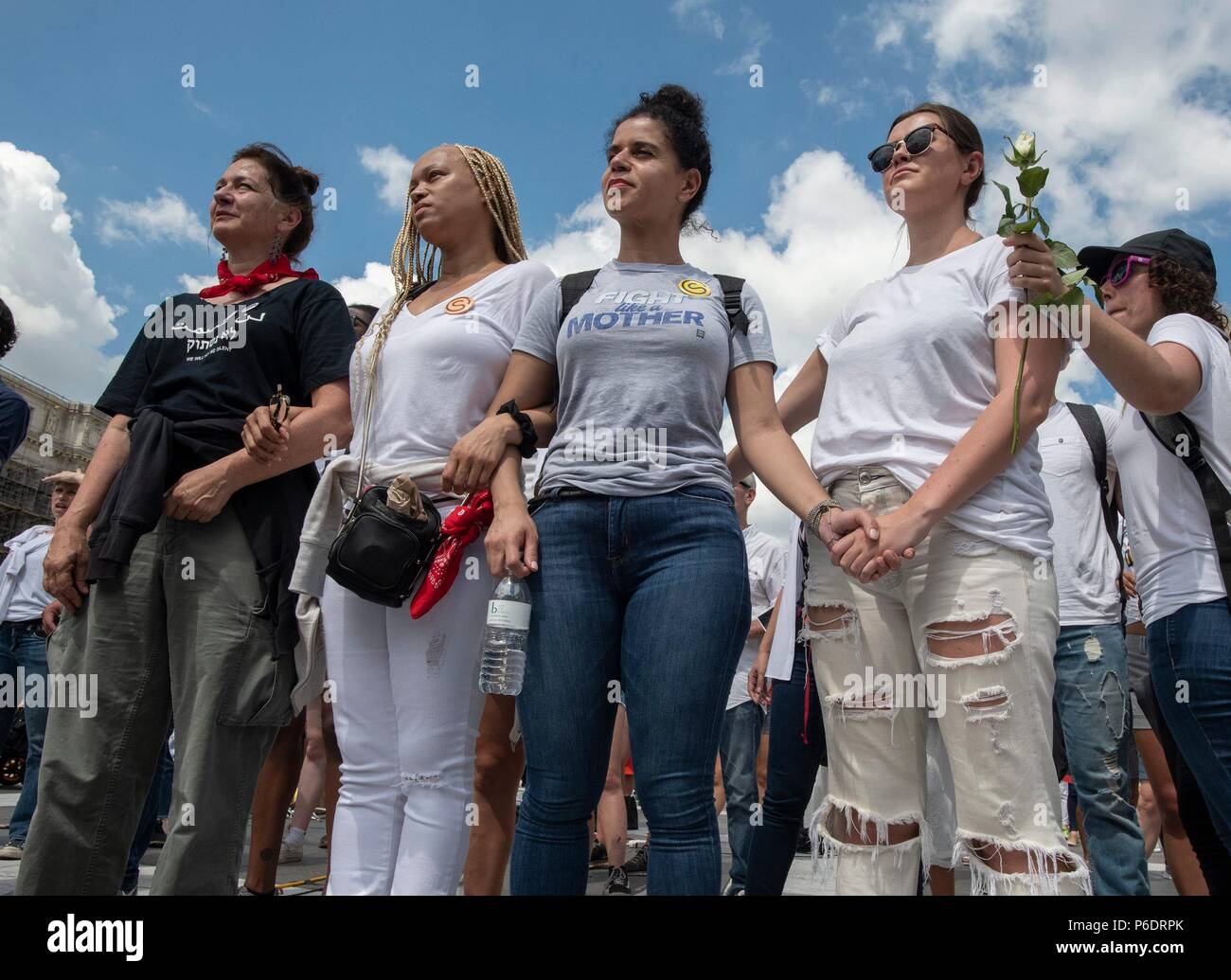 Bloquer les bras des manifestants lors de la "Marche des femmes dans la désobéissance civile à mettre fin à la détention" dans la liberté Plaza à Washington, DC le jeudi 28 juin 2018. Credit : Ron Sachs / CNP (restriction : NO New York ou le New Jersey Journaux ou journaux dans un rayon de 75 km de la ville de New York) dans le monde entier d'utilisation | Banque D'Images