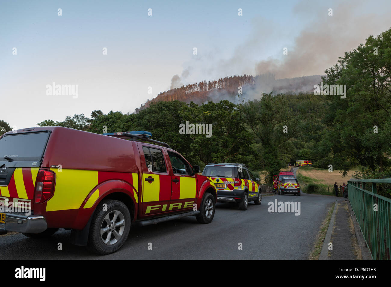 Les véhicules et le personnel des services d'incendie au MCG, de Rheidol pendant l'incendie de la vallée de Rheidol juin 2018. Crédit : Ian Jones/Alamy Live News. Crédit : Ian Jones/Alamy Live News Banque D'Images