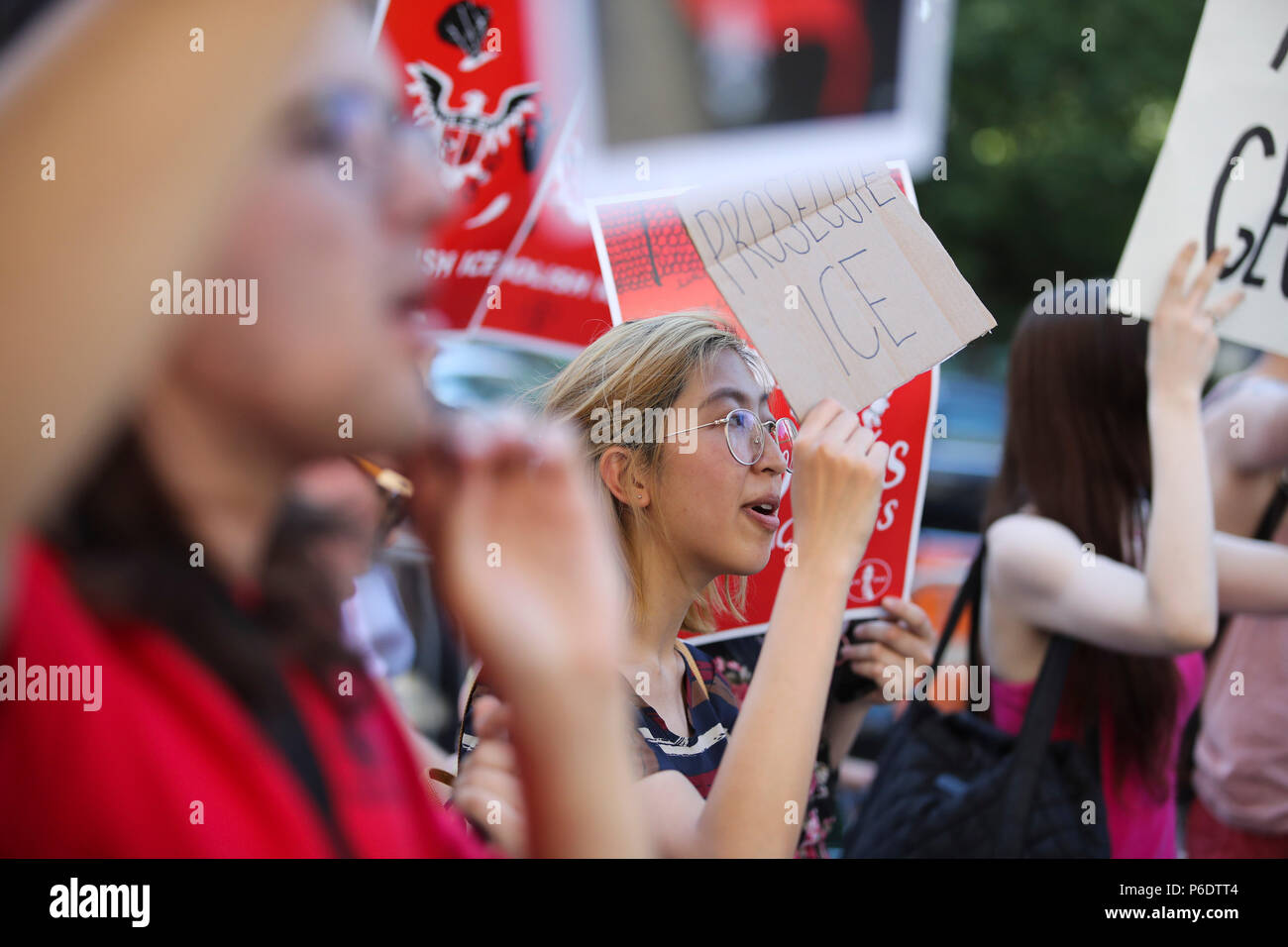 New York, USA. 29 Juin, 2018. Les gens prennent part à la 'Marche d'Abolir ICE' manifestation à New York, États-Unis, 29 juin 2018. Des centaines de personnes ont pris part à la marche de vendredi, appelant à l'abolition complète de l'Immigration and Customs Enforcement (ICE) et la fin de l'incarcération de masse d'immigrants illégaux. Credit : Wang Ying/Xinhua/Alamy Live News Banque D'Images