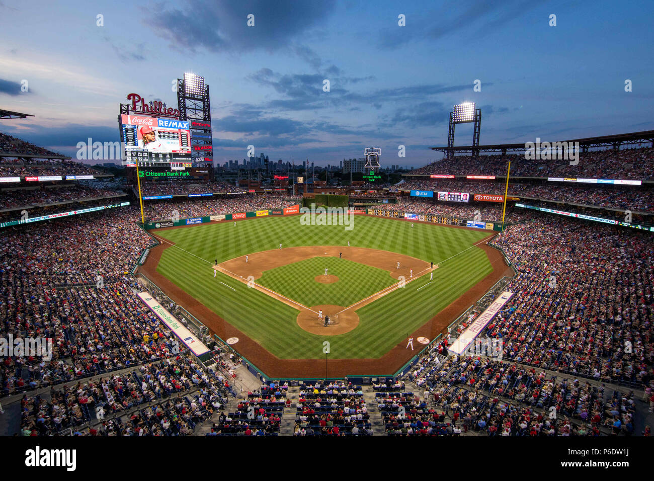 Philadelphie, Pennsylvanie, USA. 26 Juin, 2018. Vue de la Citizens Bank Park que les couchers de soleil au cours de la MLB match entre les New York Yankees et les Phillies de Philadelphie à la Citizens Bank Park de Philadelphie, Pennsylvanie. Christopher Szagola/CSM/Alamy Live News Banque D'Images