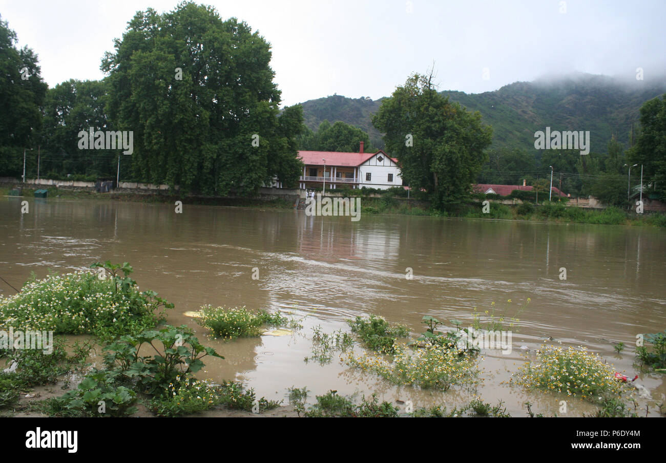 Srinagar, Cachemire indien .administré, l'Inde, le 30 juin. Une vue sur la rivière Jhelum après.Cachemire sur des zones d'alerte après l'eau de rivière traverse danger mark, les écoles fermées à titre de précaution .A ?d'alerte aux crues a été déclenchée dans le sud et le centre du Cachemire, avec des niveaux d'eau dans la rivière Jhelum rising après de fortes pluies au cours des deux derniers jours.©Sofi Suhail/Alamy Live News Banque D'Images