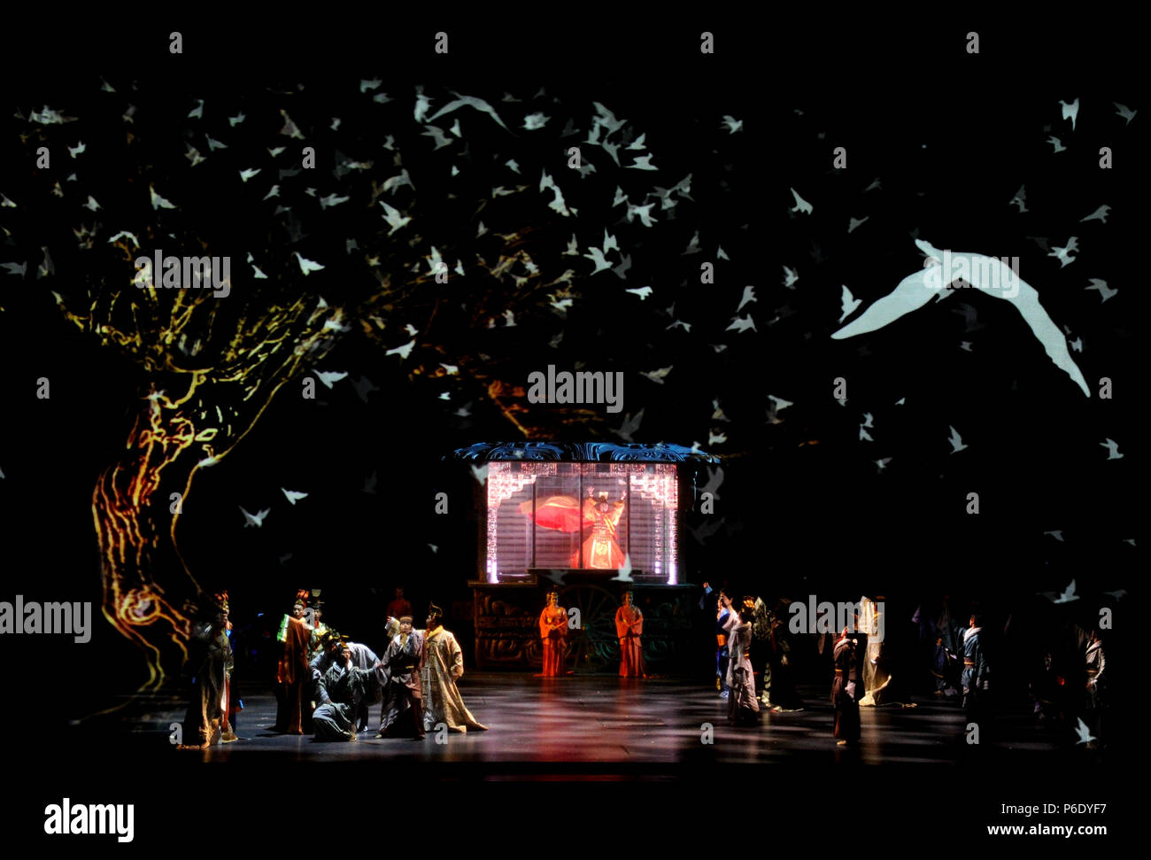 (180630) -- XI'AN, le 30 juin 2018 (Xinhua) -- Artistes jouent dans la création d'une étape historique drame dépeignant dynastie Qin (221-207 avant J.-C.) de terre cuite à Xi'an, province du Shaanxi du nord-ouest de la Chine, le 30 juin 2018. (Xinhua/Zhang Bowen) (LMM) Banque D'Images