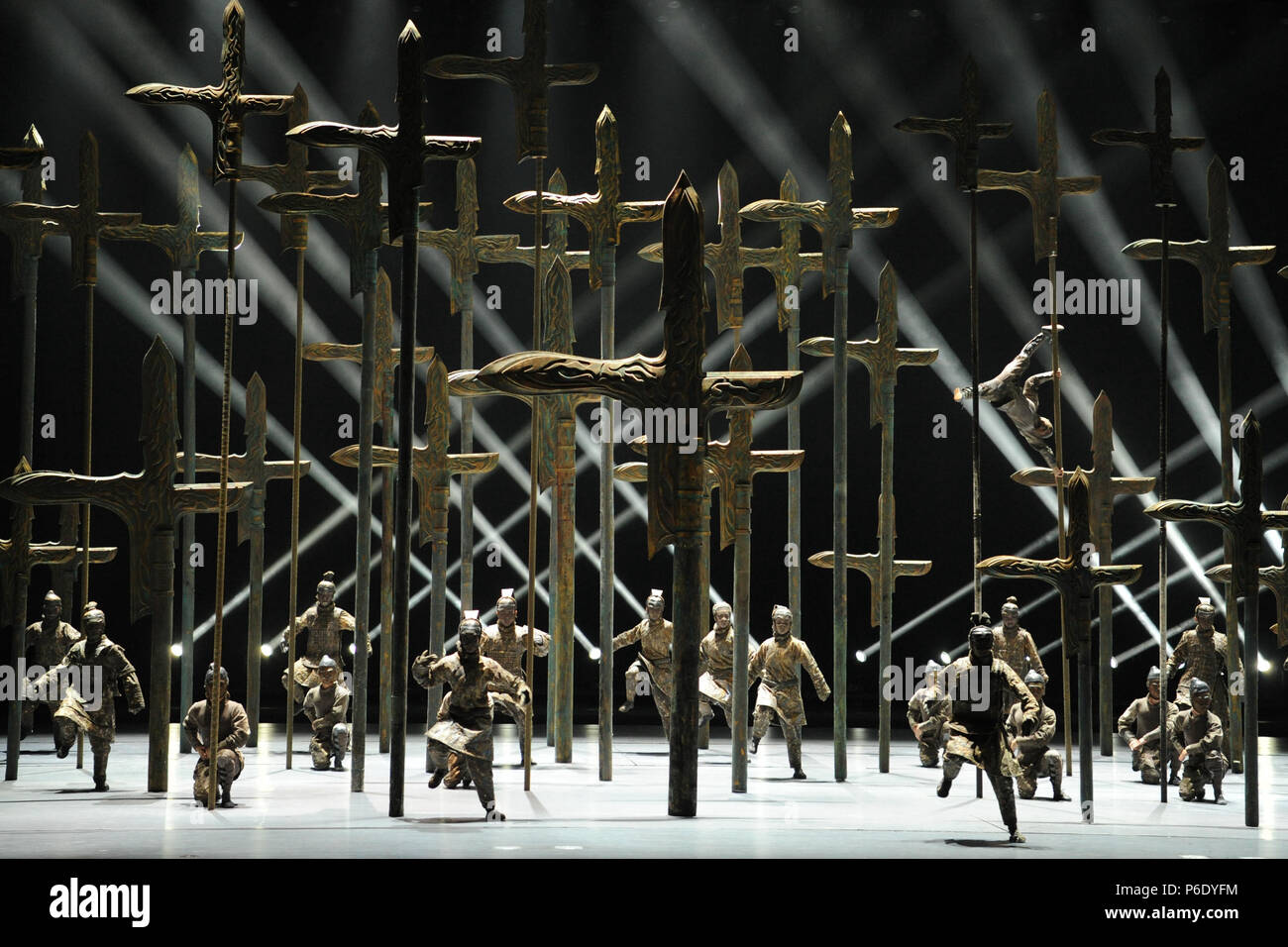 (180630) -- XI'AN, le 30 juin 2018 (Xinhua) -- Artistes jouent dans la création d'une étape historique drame dépeignant dynastie Qin (221-207 avant J.-C.) de terre cuite à Xi'an, province du Shaanxi du nord-ouest de la Chine, le 30 juin 2018. (Xinhua/Zhang Bowen) (LMM) Banque D'Images