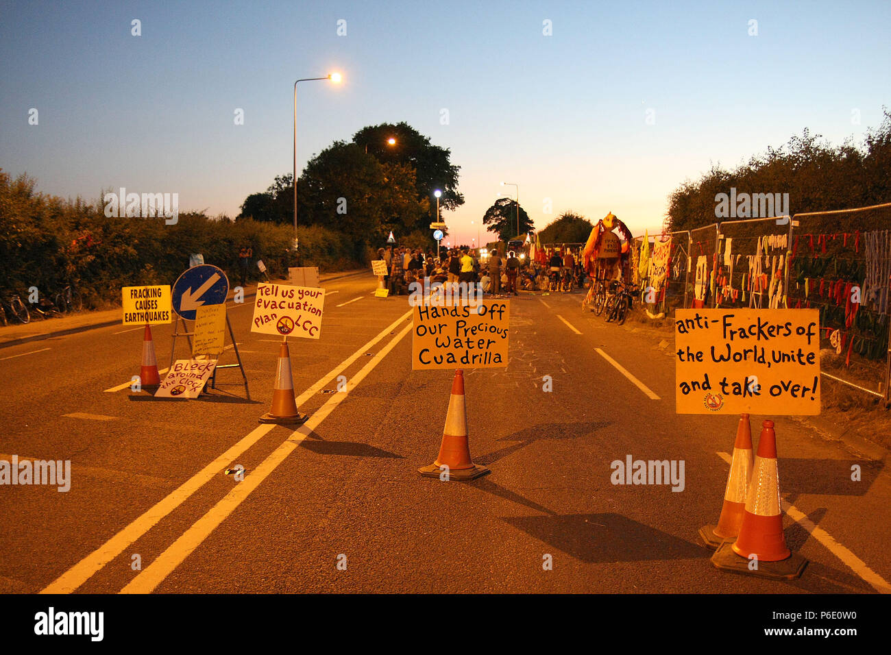 Preston, Royaume-Uni, 30 juin 2018. Comme Anti-Fracking manifestants se rassemblent pour regarder un film de motivation, à l'extérieur de l'entreprise Gaz de schiste la fracturation "Cuadrilla" Site, côté route de visibles signes automobilistes mettent en lumière les préoccupations des manifestants qu'ils arrêter le site de forage de gaz de schiste pendant 48 heures. juin 2018. Le forage a été perturbé et aucun crédit d'alimentation : SOPA/Alamy Images Limited Live News Banque D'Images