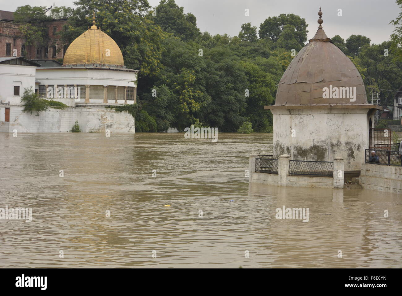 Cachemire, Inde, 30 juin 2018. Vue d'un temples submergés dans une rivière au milieu de pluies à Srinagar, la capitale d'été du Cachemire indien, l'Inde. Une inondation alerte a été déclenchée au Cachemire le samedi après le niveau d'eau de la rivière Jhelum a fortement augmenté à la suite de pluies incessantes et, par mesure de précaution, toutes les écoles de la division du Cachemire a fermé d'aujourd'hui. Credit : SOPA/Alamy Images Limited Live News Banque D'Images