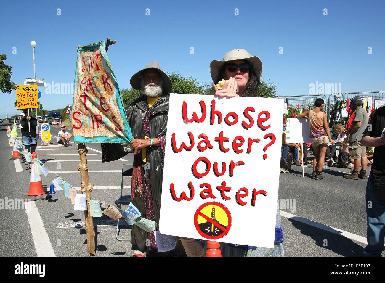 Preston, Lancashire, Royaume-Uni. 28 Juin, 2018. Un Anti fracturation manifestant vêtu comme un seigneur des anneaux, de caractères ''Gandalf l'Assistant'' est titulaire d'un banner reading ''Don't la fracturation Shires'' à l'extérieur de la compagnie de gaz ''Cuadrilla'' du site de fracturation.''récupérer le pouvoir'' un groupe "direct action" lutte pour l'environnement, social et économique de la justice, ainsi que les manifestants Anti-Fracking fermer l'entreprise Gaz de schiste ''La Cuadrilla'' pour l'ensemble d'opérations de fracturation 48 heures du 28 au 30 juin 2018. Le forage a été perturbée et pas d'alimentation ou d'entrepreneurs véhicules ont été en mesure t Banque D'Images