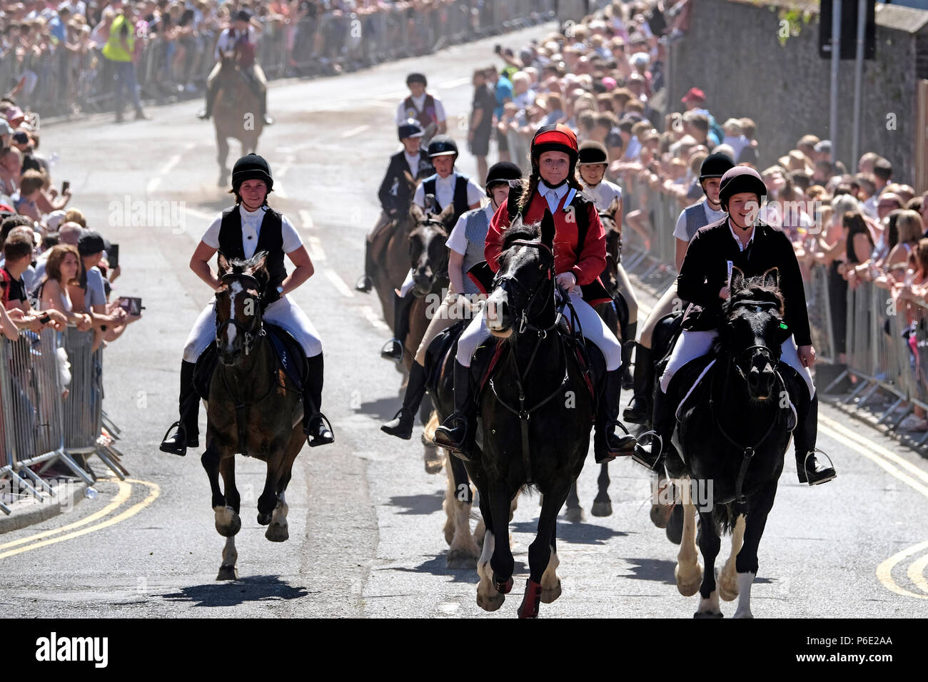 Galashiels, Écosse, Royaume-Uni, le 30 juin : Journée des Lads Braw Braw (2018) Collecte de Lads cavaliers et cavalières montent leurs chevaux de la ville street pendant la collecte de Lads Braw festival annuel, une partie de la saison de conduite commun écossais, le 30 juin 2018 à Galashiels, Crédit : Rob Gray/Alamy Live News Banque D'Images