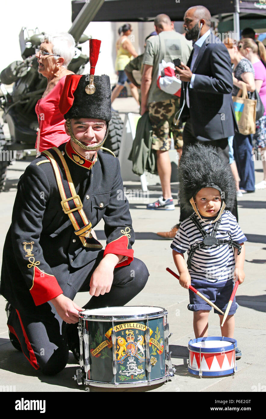 Manchester, UK, 30 juin 2018. Un batteur avec les bénévoles de l'Artillerie du Lancashire Band avec un petit garçon et son tambour jouer lors des célébrations de la Journée nationale des Forces armées où le public ont l'occasion de rencontrer les membres des forces armées et de leur parler de leur travail, St Peters Square, Manchester, 30 juin 2018 (C)Barbara Cook/Alamy Live News Banque D'Images