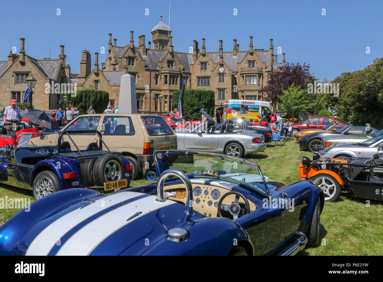 Brownlow House, Lurgan, Irlande du Nord. 30 juin 2018. Royaume-uni - Un été 'classique' comme le Château Classic Club tient son assemblée vintage rally. Bien que plus frais que ces derniers jours en raison d'une augmentation du jeu d'Irlande du Nord reste en pleine vague mais le grand beau temps permet aux visiteurs de voir des véhicules classiques à leur meilleur. Crédit : David Hunter/Alamy Live News. Banque D'Images