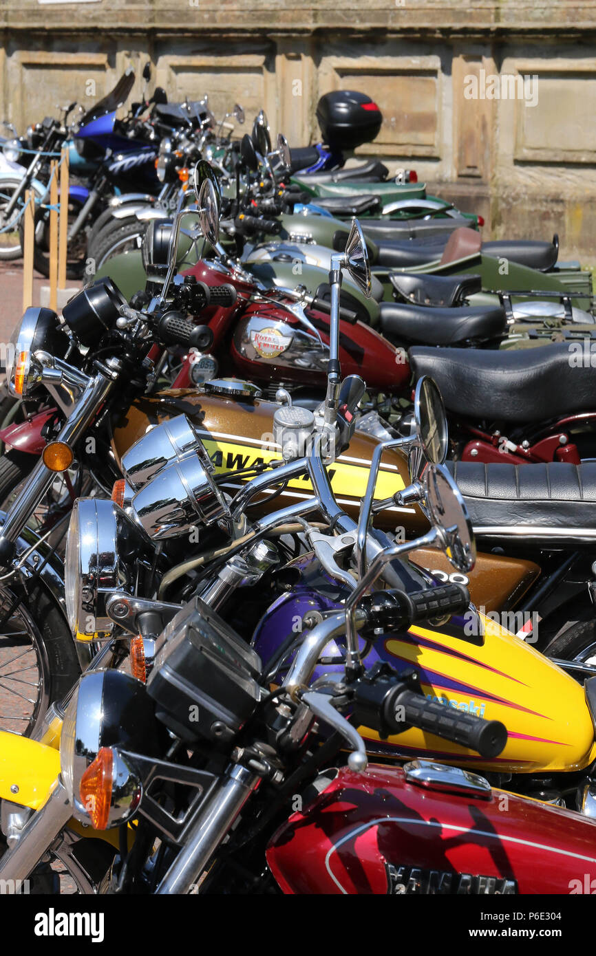 Brownlow House, Lurgan, Irlande du Nord. 30 juin 2018. Royaume-uni - Un été 'classique' comme le Château Classic Club tient son assemblée vintage rally. Bien que plus frais que ces derniers jours en raison d'une augmentation du jeu d'Irlande du Nord reste en pleine vague mais le grand beau temps permet aux visiteurs de voir des véhicules classiques à leur meilleur. Crédit : David Hunter/Alamy Live News. Banque D'Images