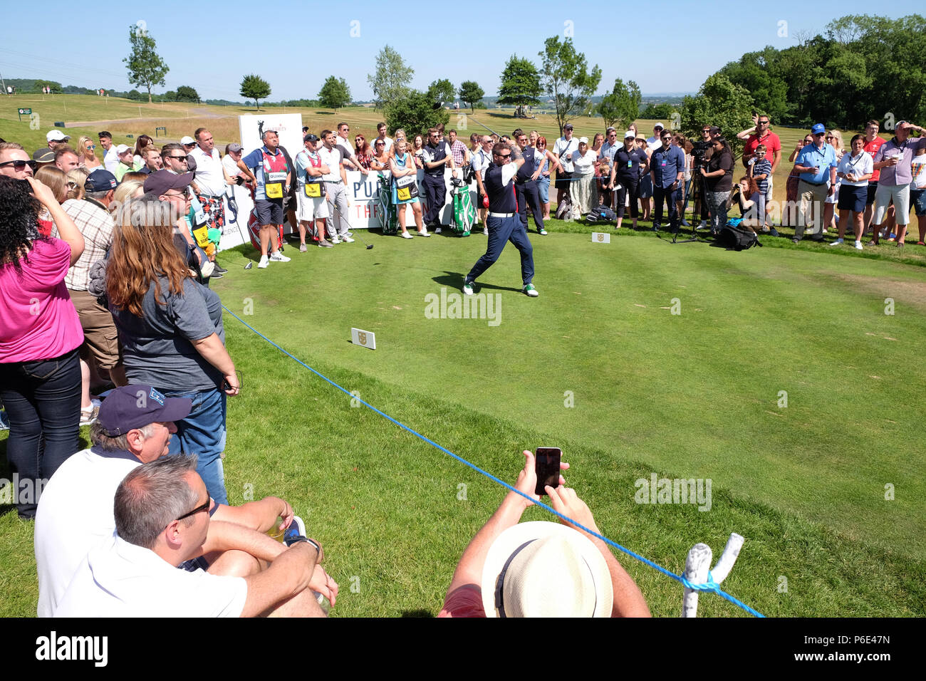 Celebrity Golf Cup Celtic Manor, Newport, Pays de Galles, juin 2018 - Chanteur Keith Duffy tees off au sixième trou observé par une grande foule de spectateurs - Photo Steven Mai / Alamy Live News Banque D'Images